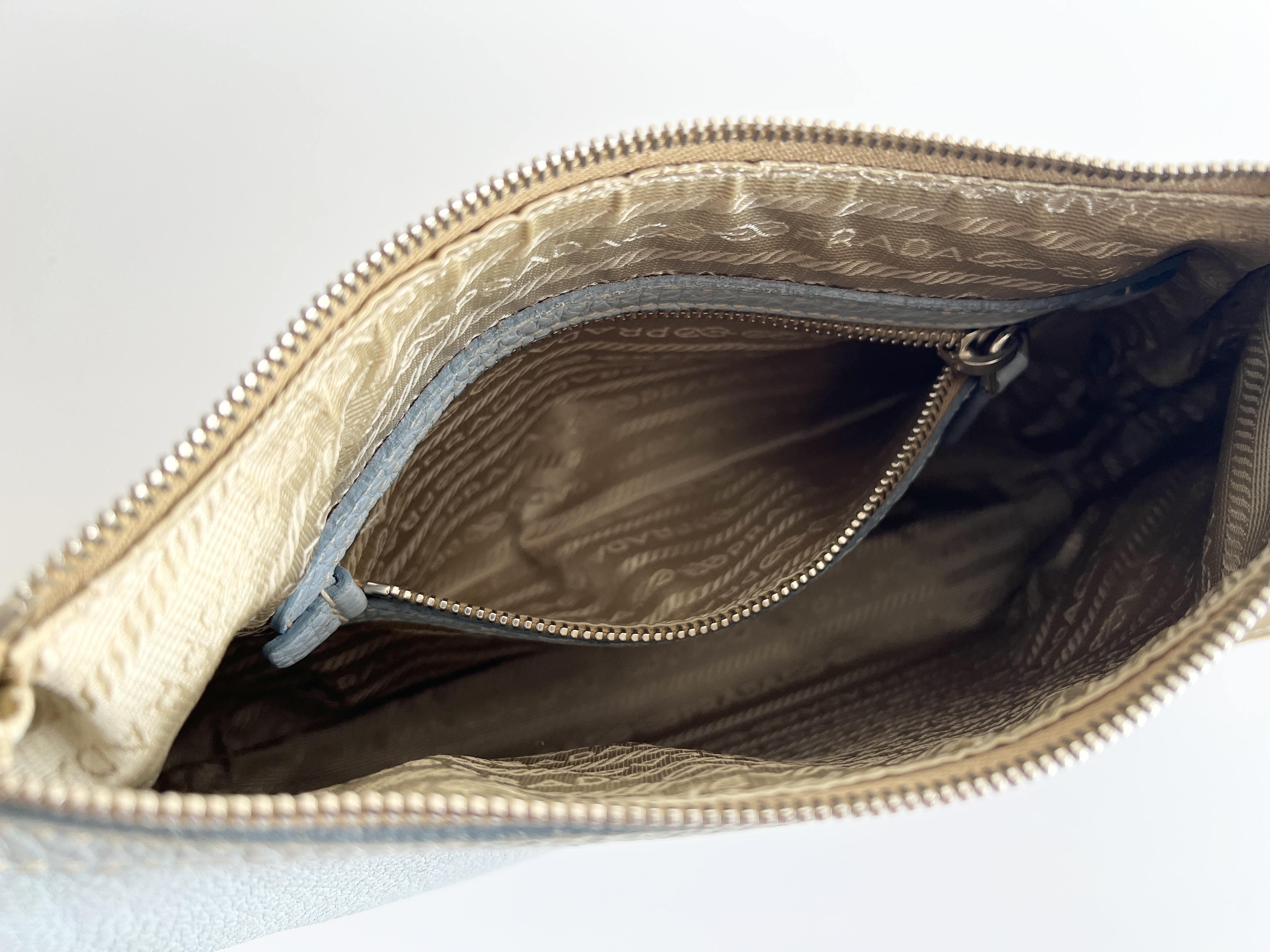Phoenix Vitello Daino Leather Embossed Logo Shoulder Bag (One-Shoulder Bag) — view 7