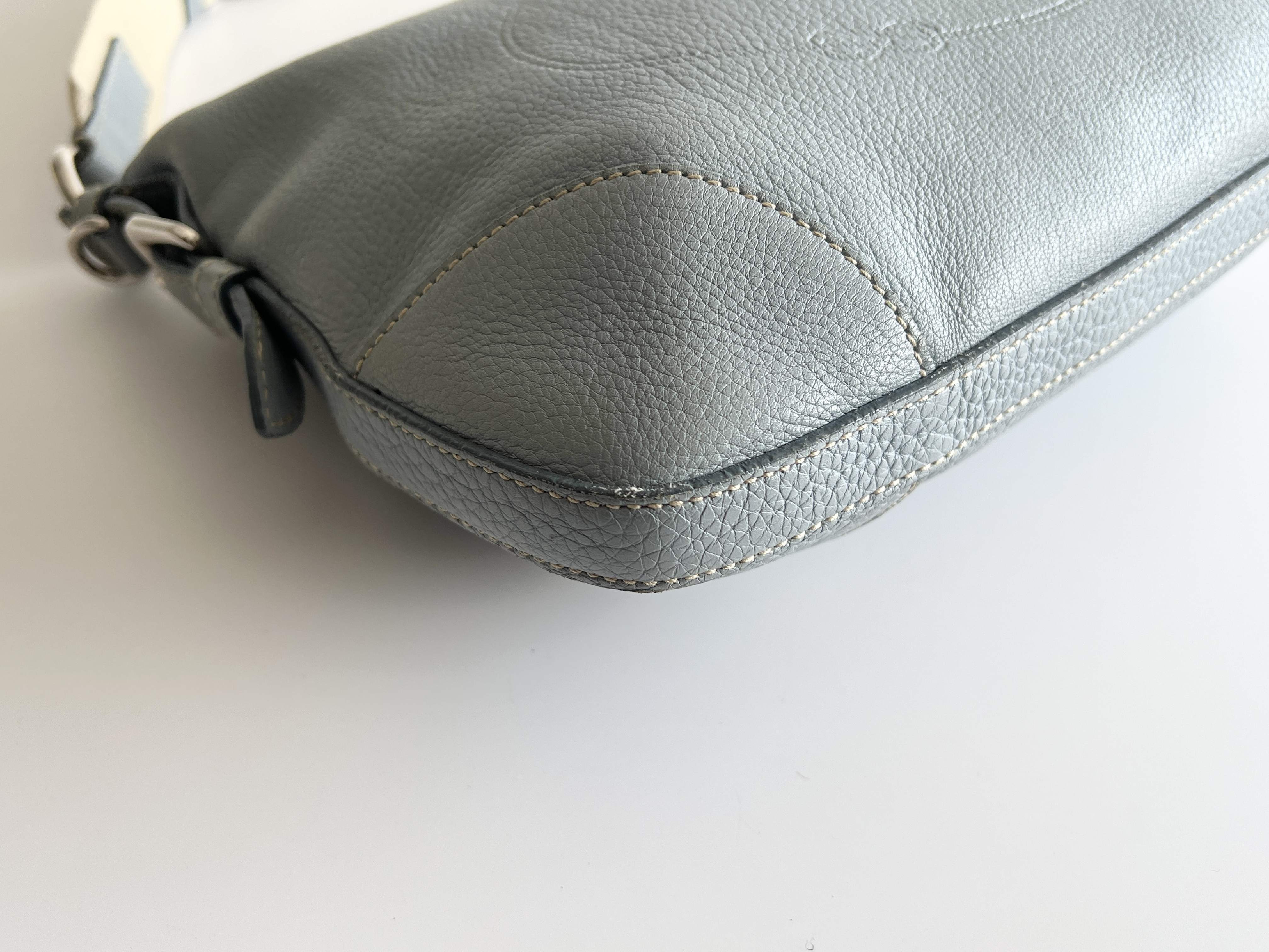Phoenix Vitello Daino Leather Embossed Logo Shoulder Bag (One-Shoulder Bag) — view 8