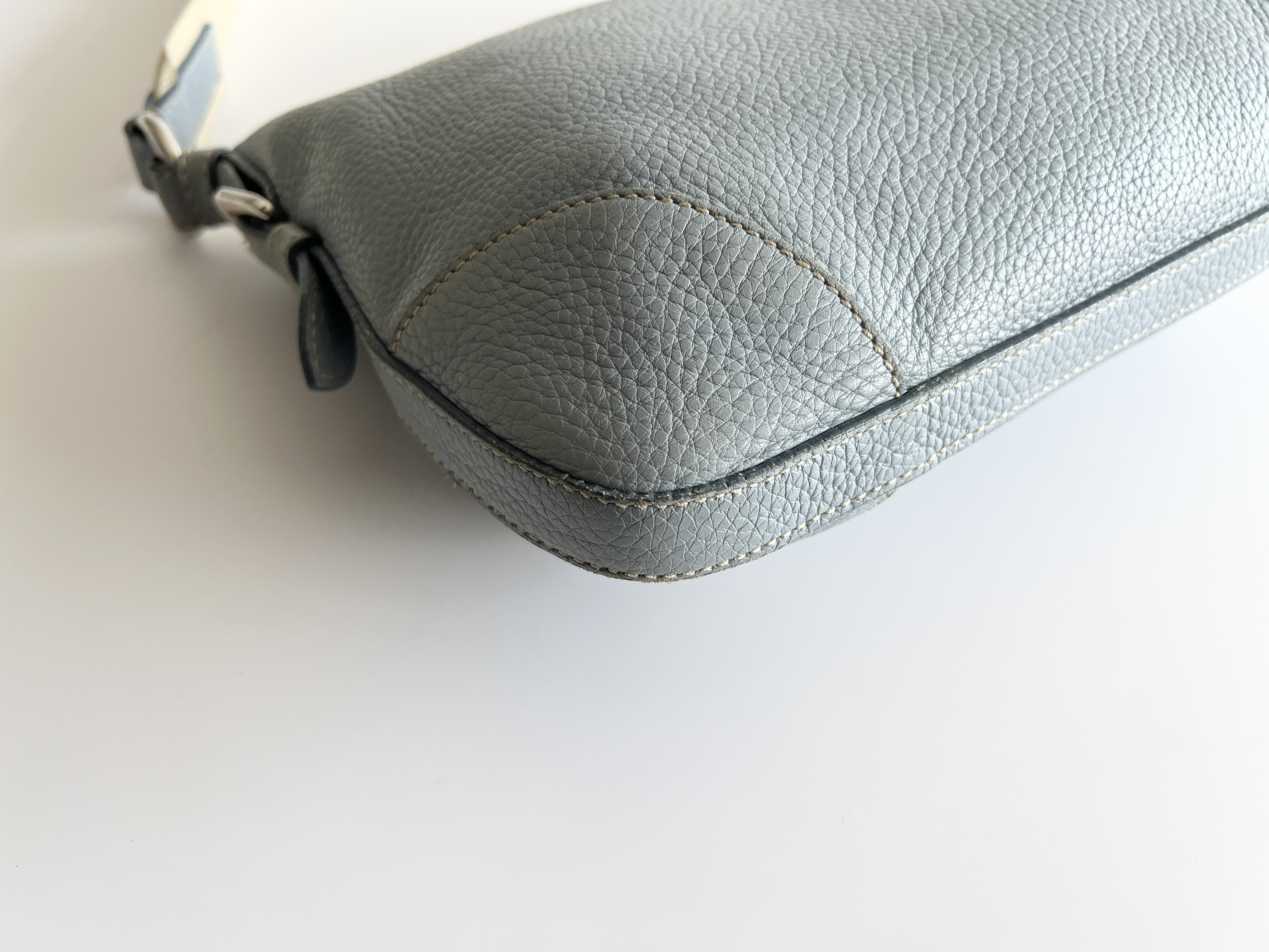 Phoenix Vitello Daino Leather Embossed Logo Shoulder Bag (One-Shoulder Bag) — view 10