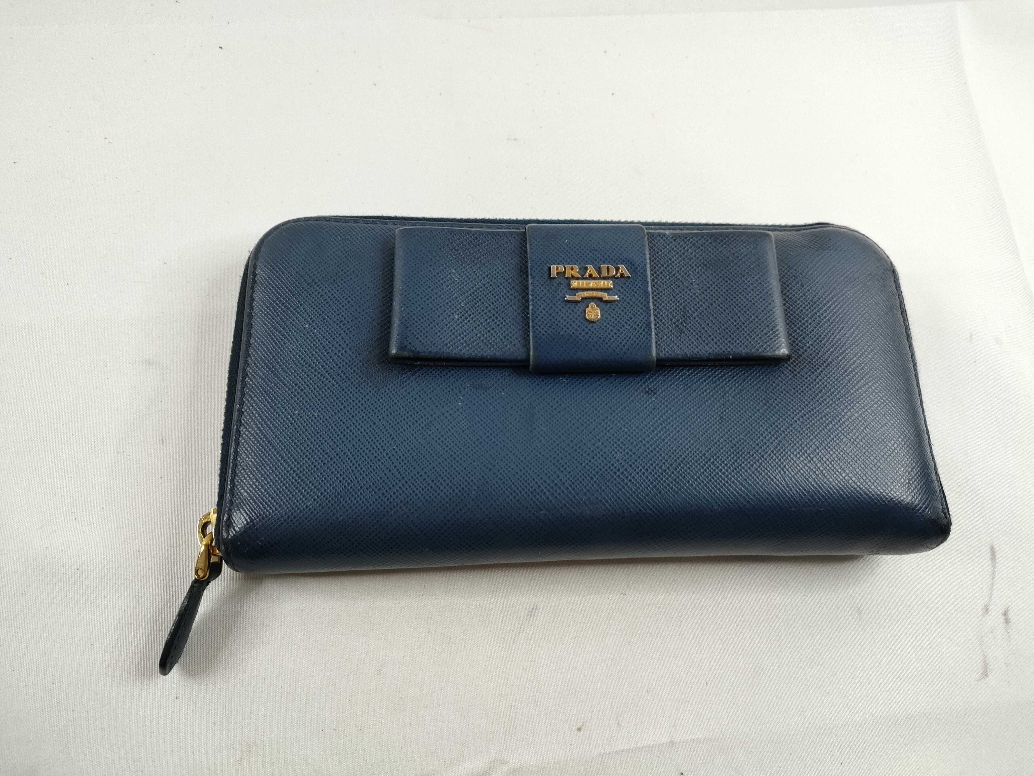 Saffiano Round Zip Wallet Blue Ribbon Wallet