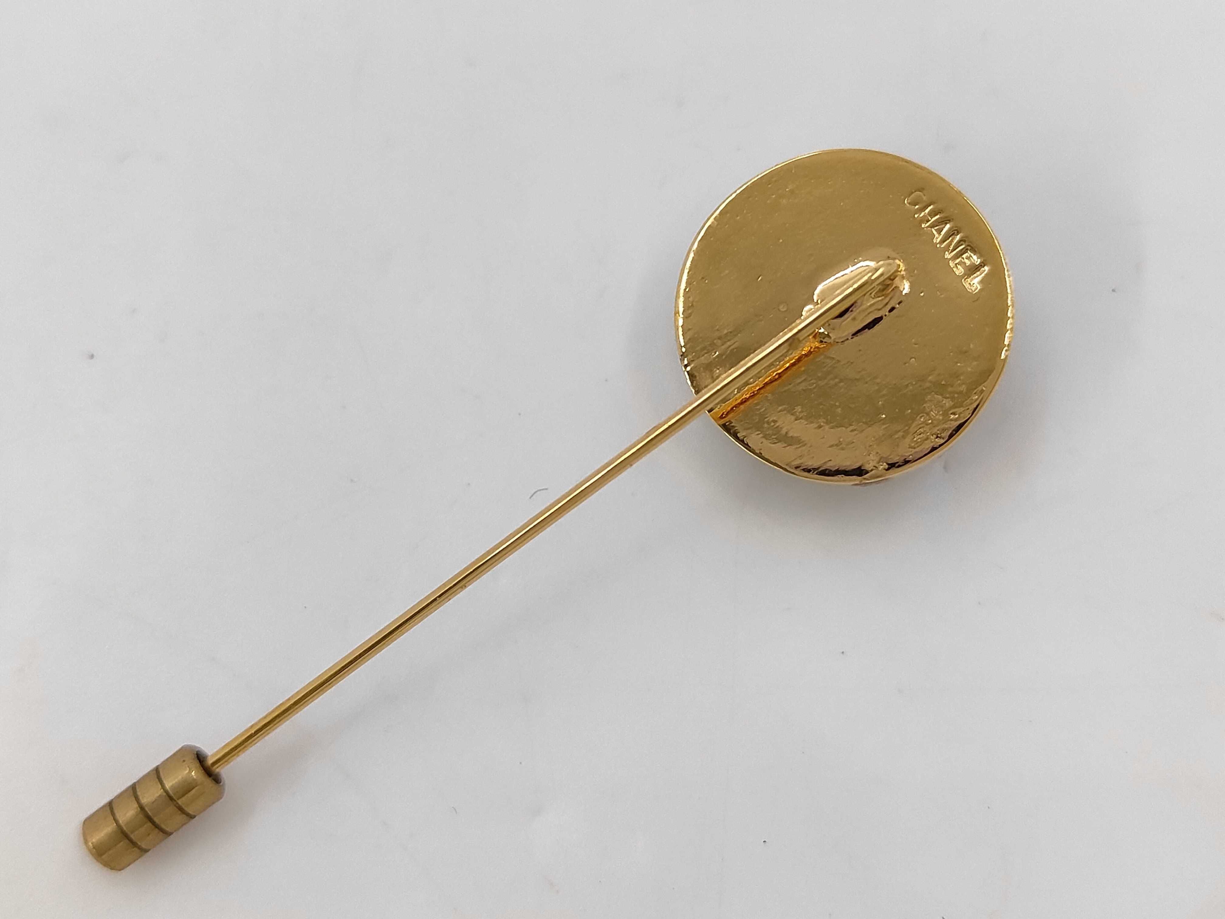 brooch — view 2