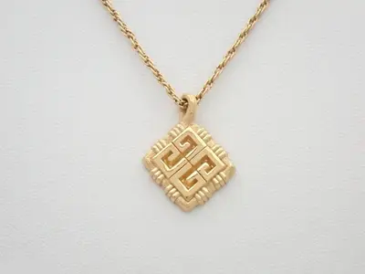 Other lines: Precious metals, necklaces, pendants, chains approximately 40cm long.