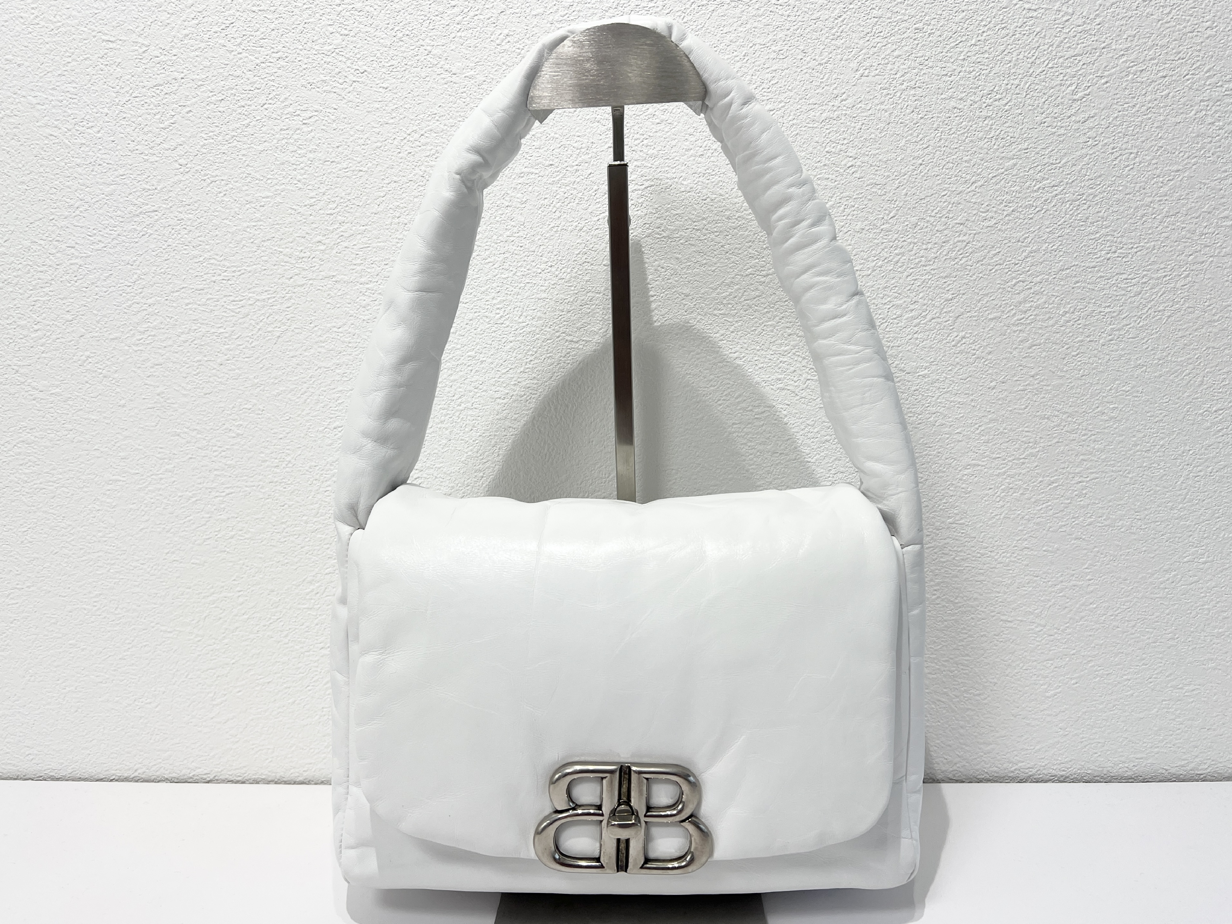 Monaco Turnlock Leather Handbag Shoulder Bag — view 2