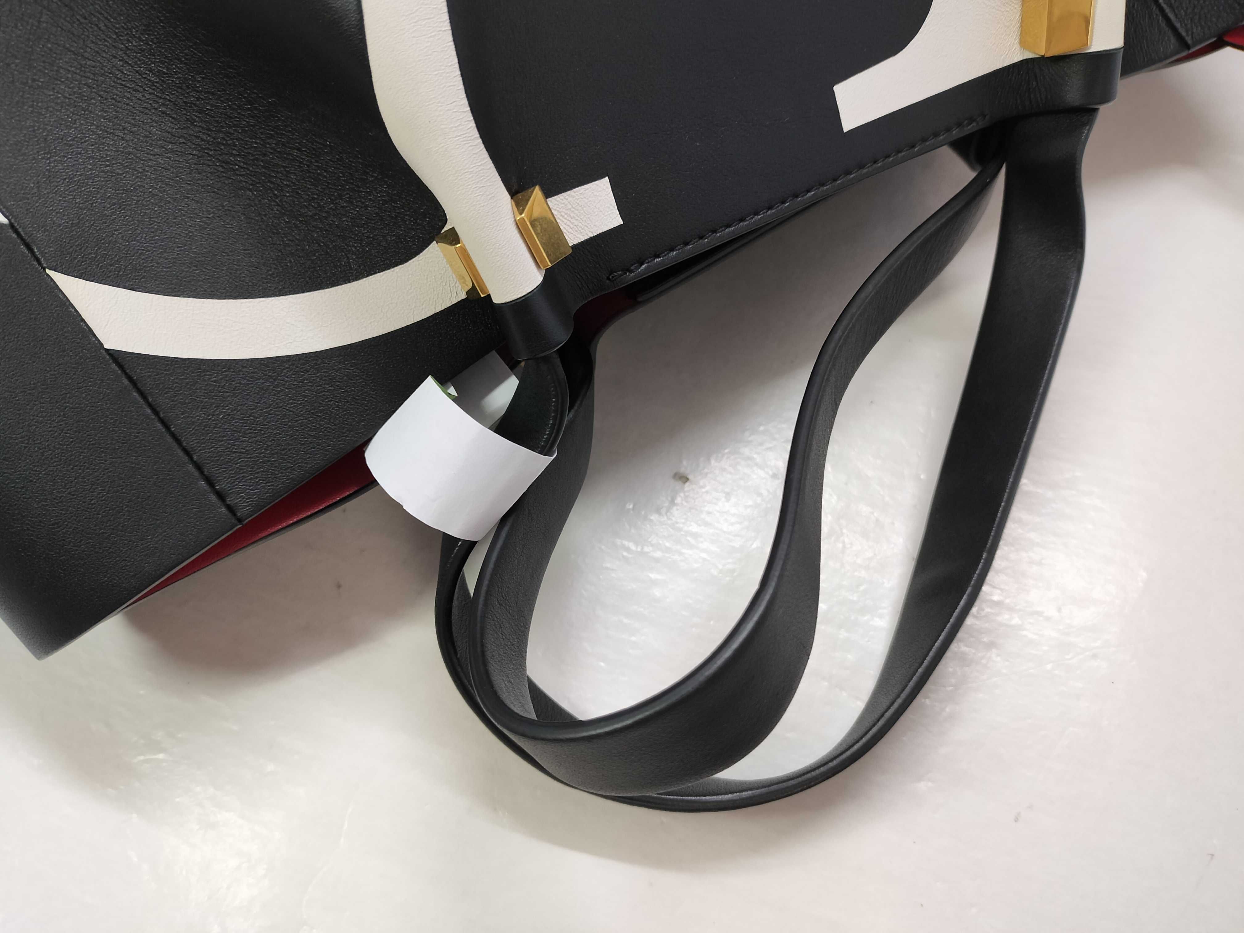 ID- Garavani VLogo Escape 35 Leather Black Totebag GHW Tote Bag — view 3