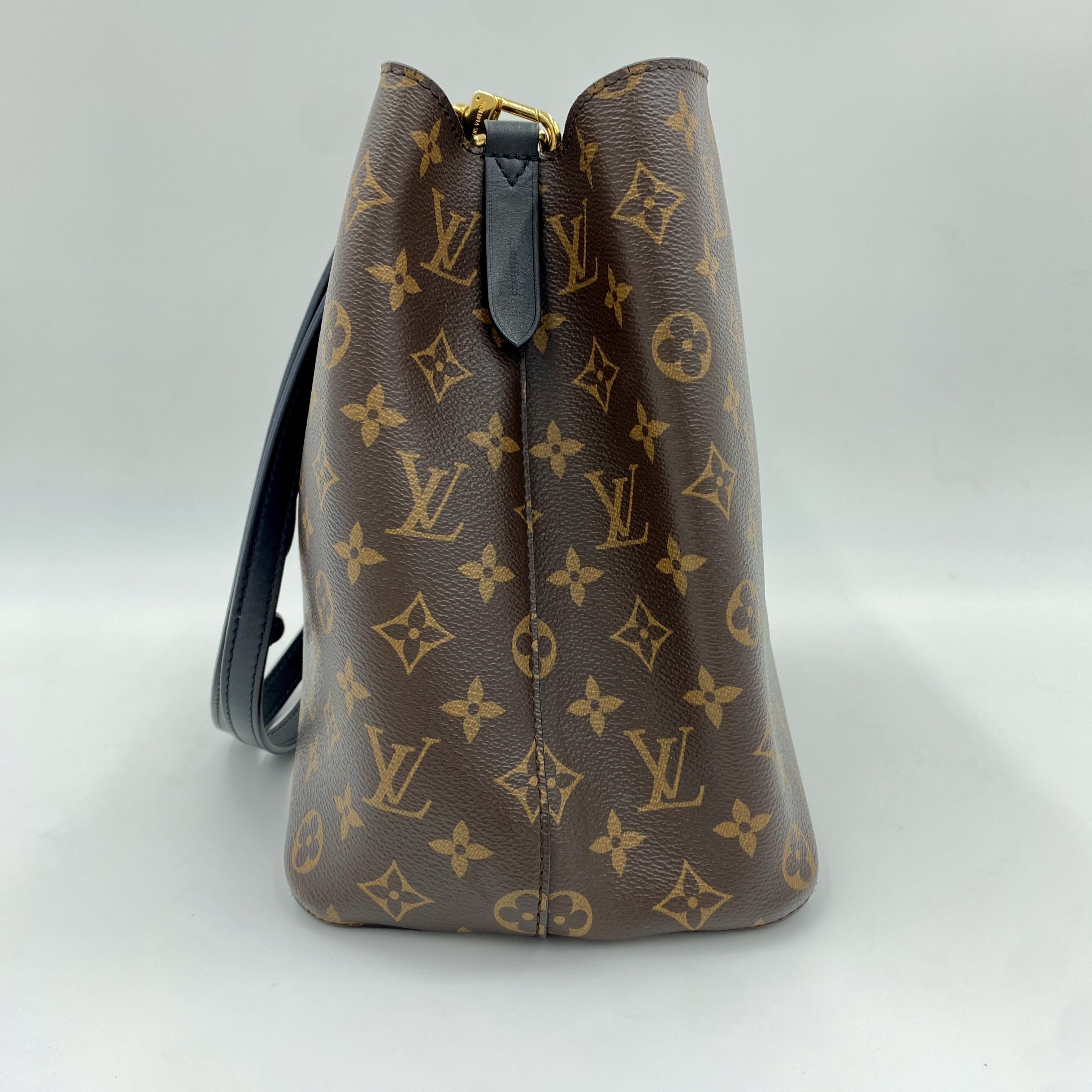 Monogram NeoNoe Shoulder Bag M44020 Shoulder Bag — view 3