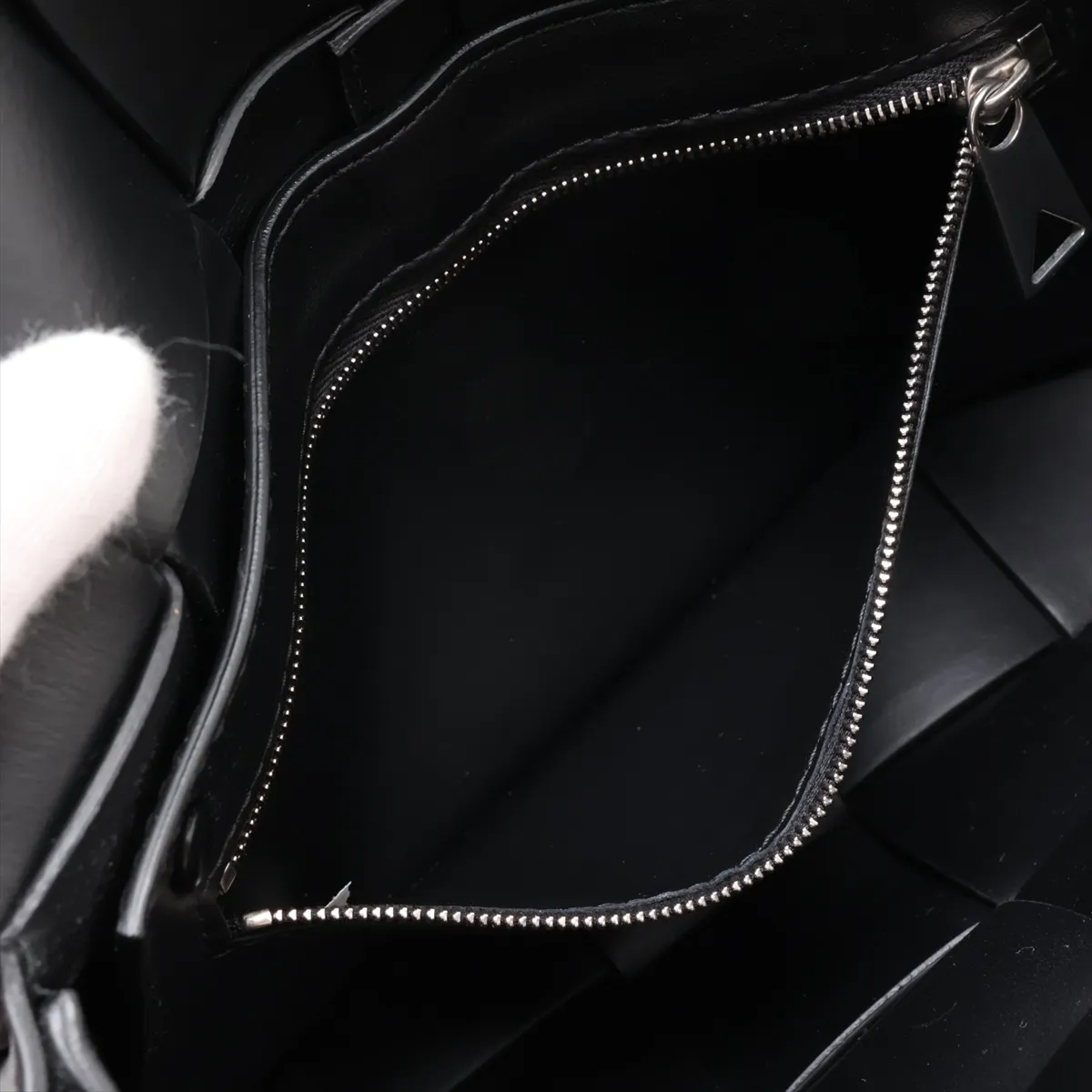 Maxi Intrecciato Cassette Leather Shoulder Bag, Black — view 7