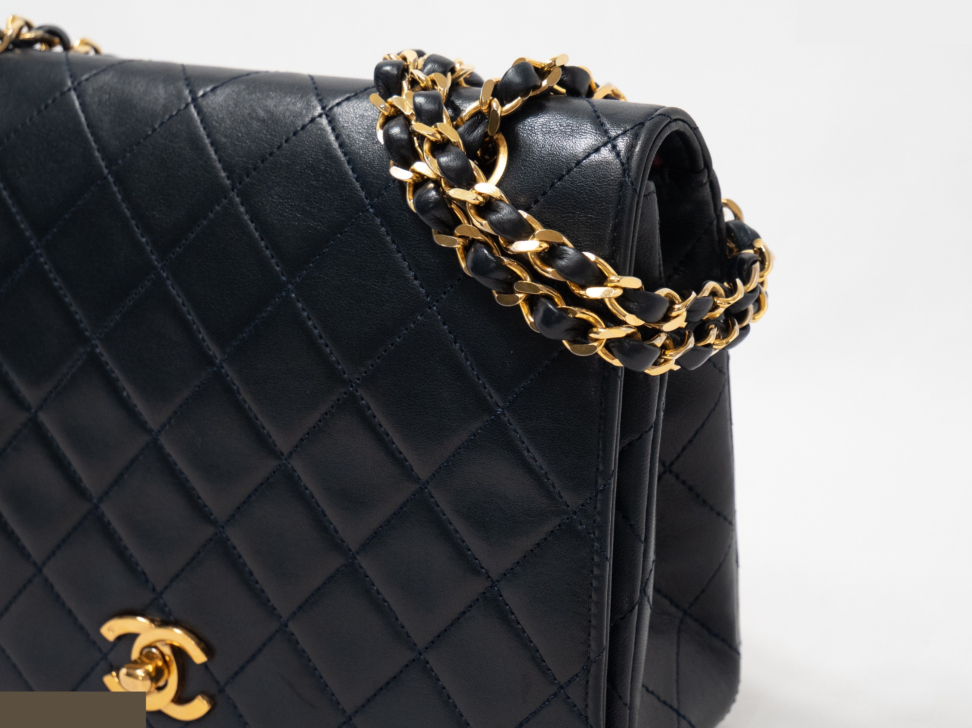 Matelassé Seal Double Chain — view 2