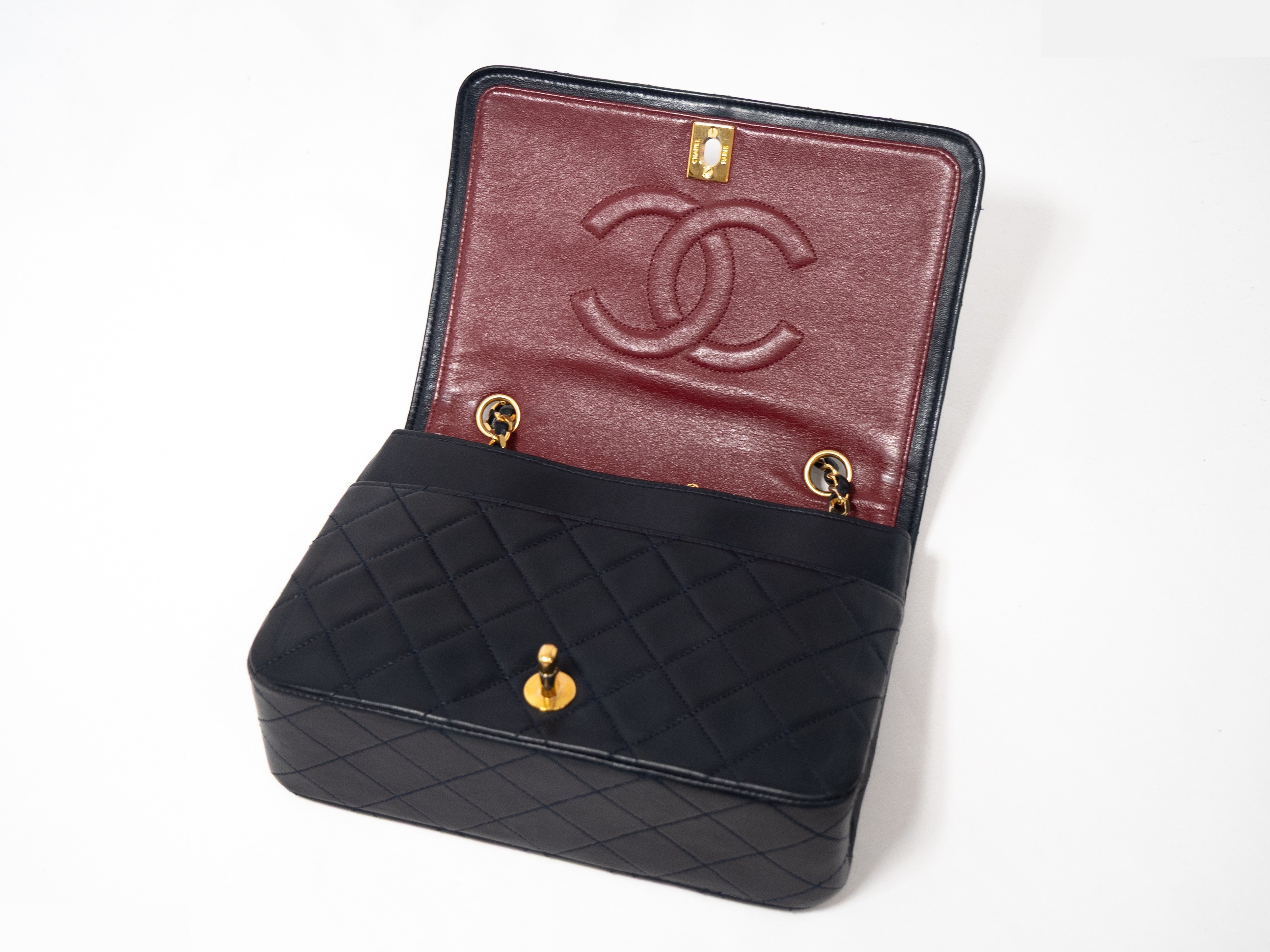 Matelassé Seal Double Chain — view 8