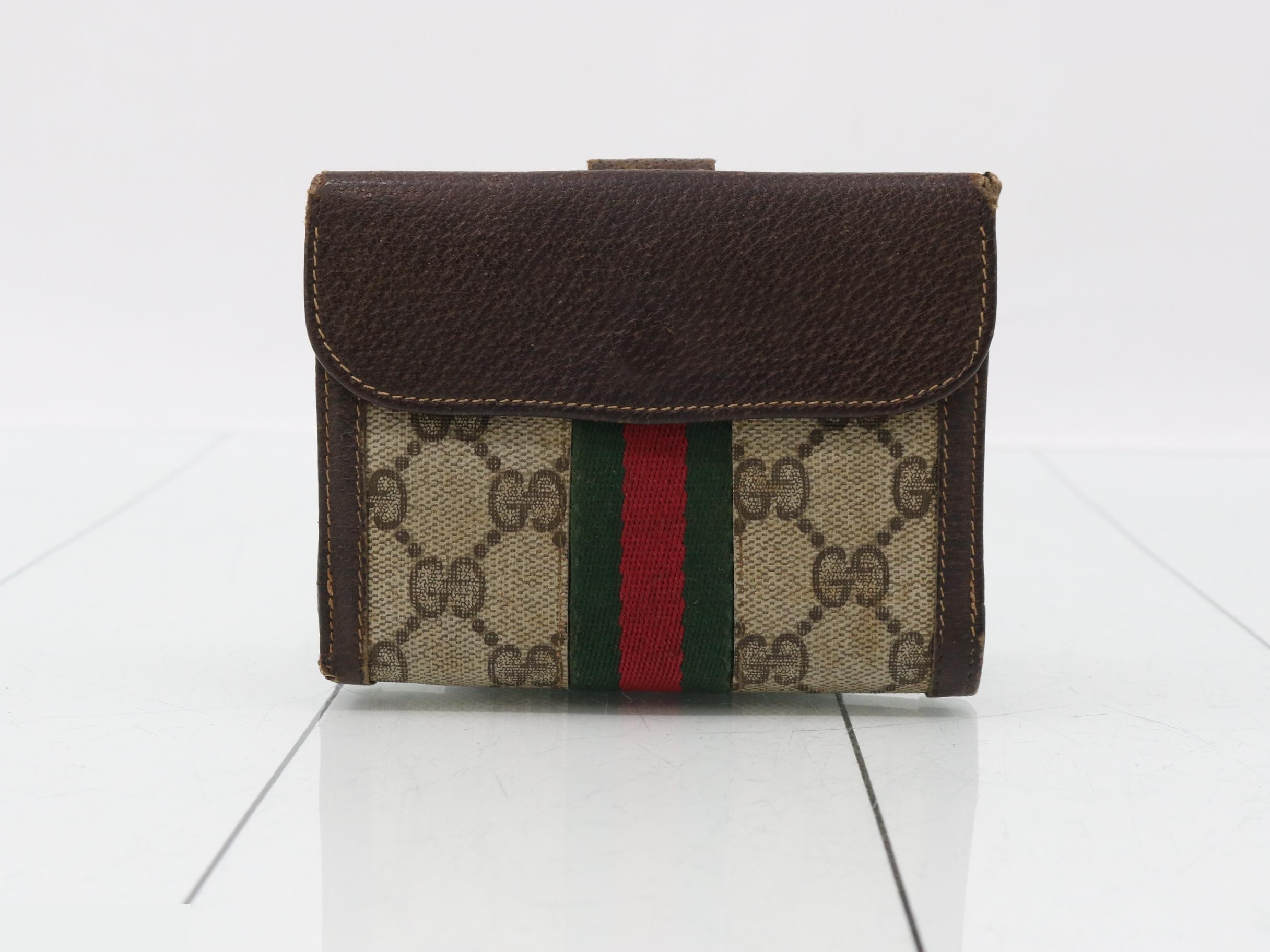 Compact bi-fold wallet — view 2