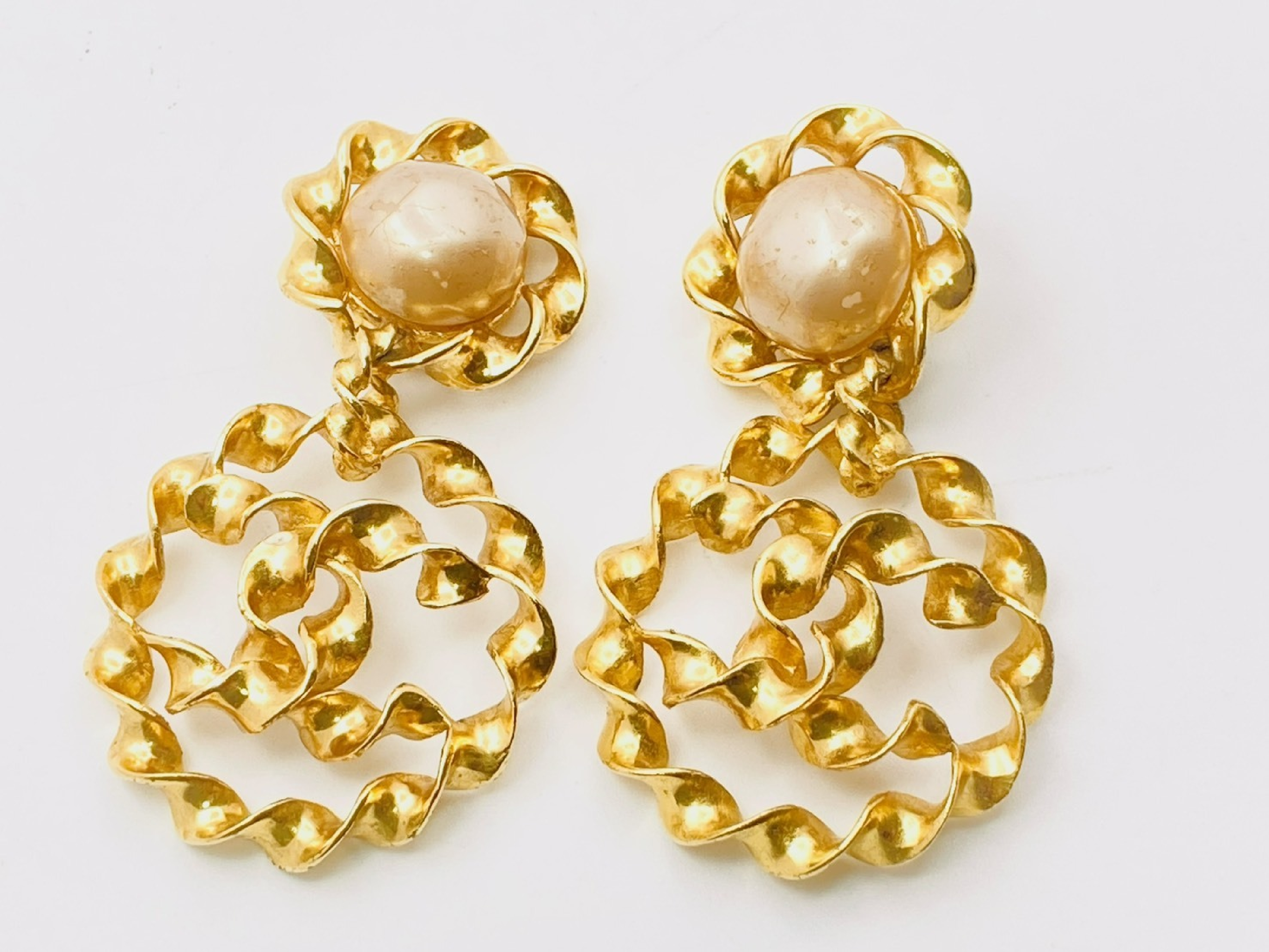 Coco Mark Faux Pearl Twisted Round Circle Swing Earrings 94P Large Earrings — view 2