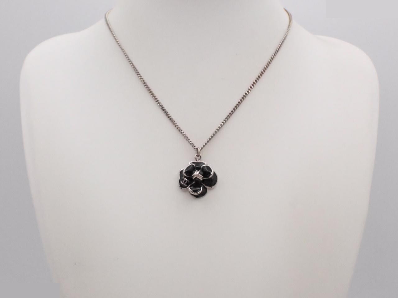 necklace, model 08P, camellia design, black and silver, with Coco Mark. — view 3