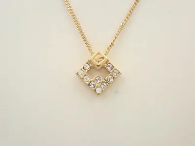 Other line: Precious metals, necklaces, pendants, neck circumference approximately 44 cm.