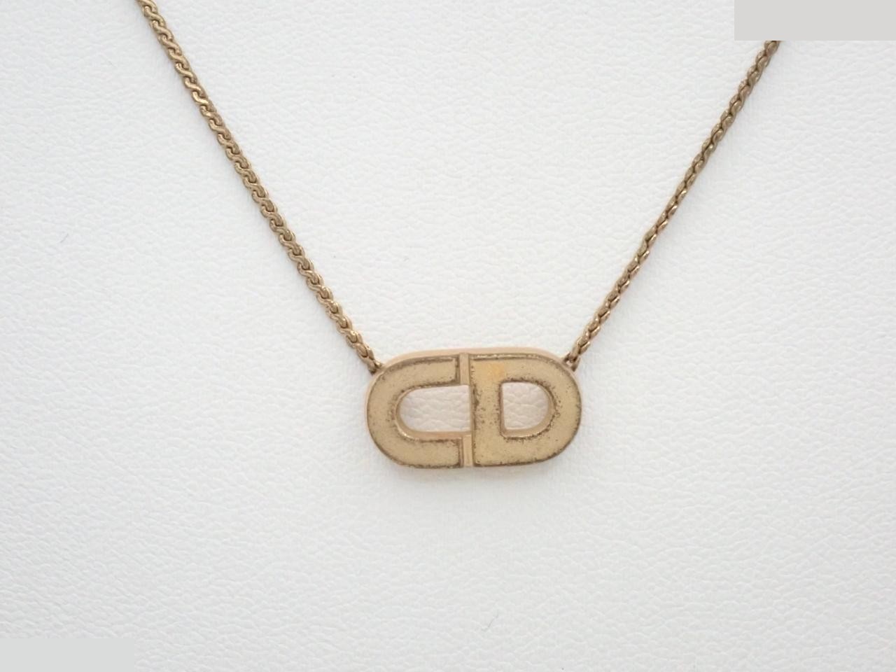 Other lines: Precious metal necklaces and pendants, chain approximately 44cm.