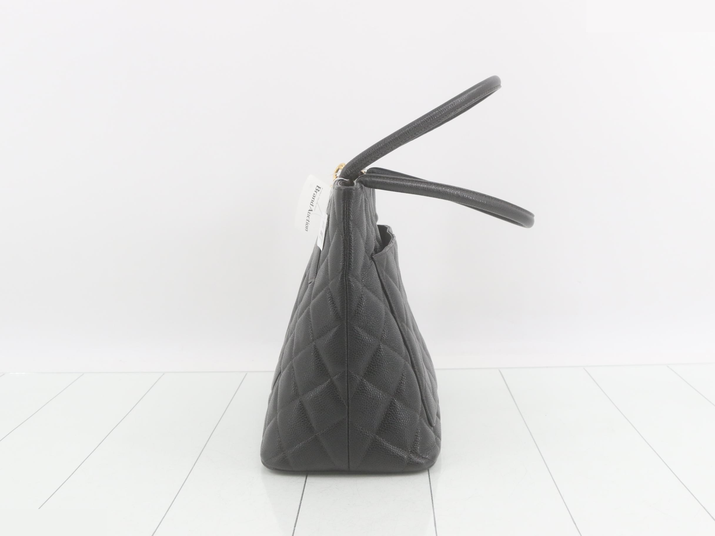Reissue tote bag, caviar finish, with sticker. — view 3