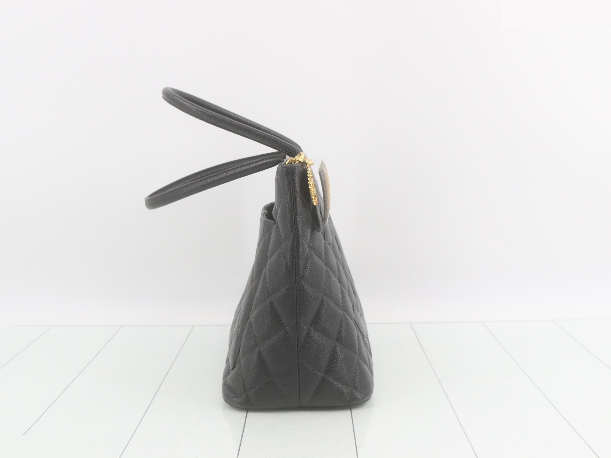 Reissue tote bag, caviar finish, with sticker. — view 4
