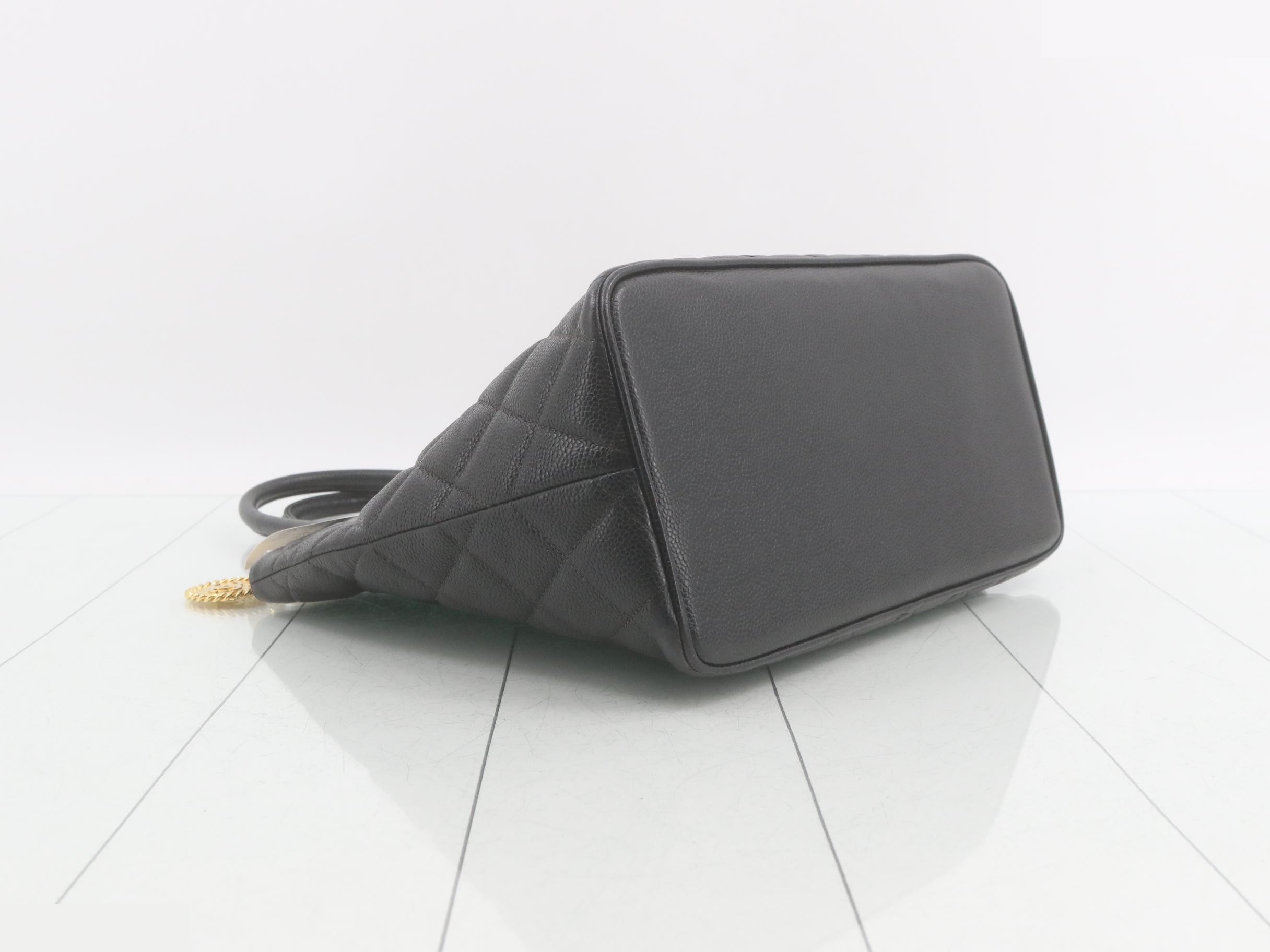 Reissue tote bag, caviar finish, with sticker. — view 5
