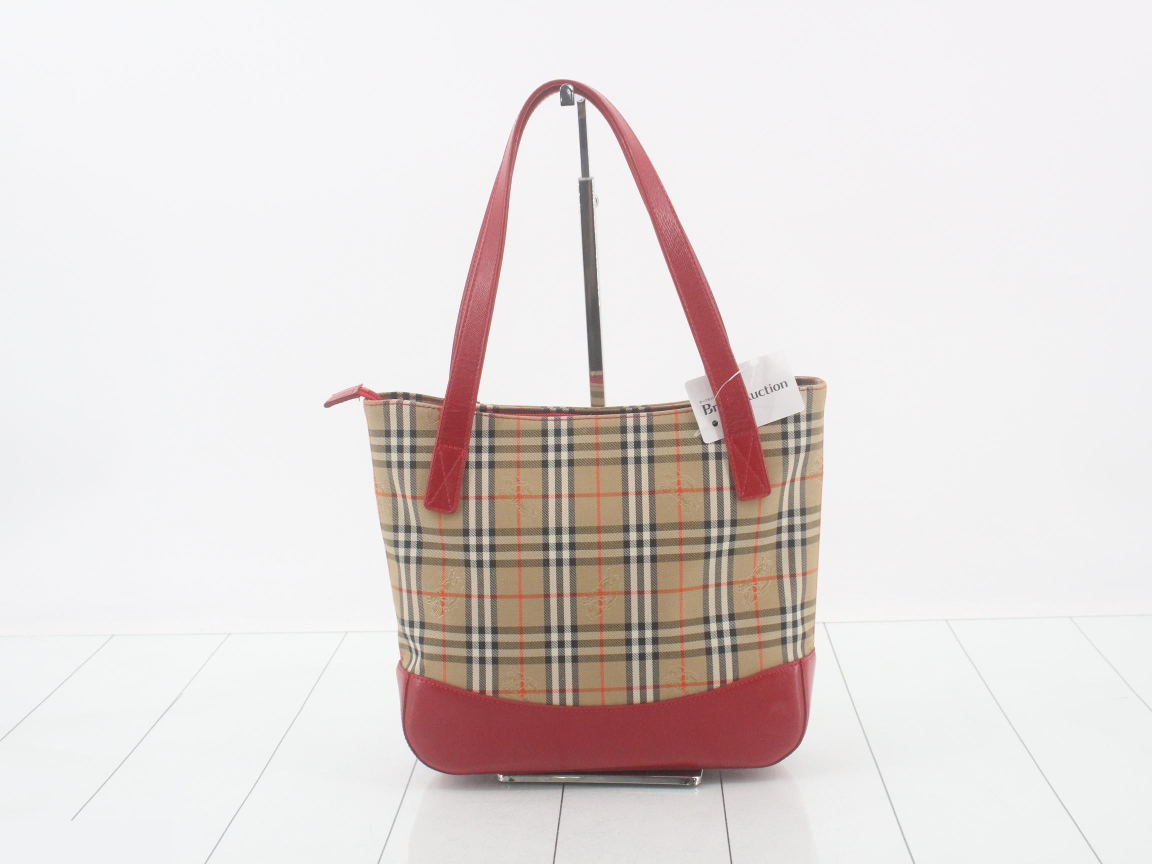 Checkered tote bag, red, with logo charm. — view 2