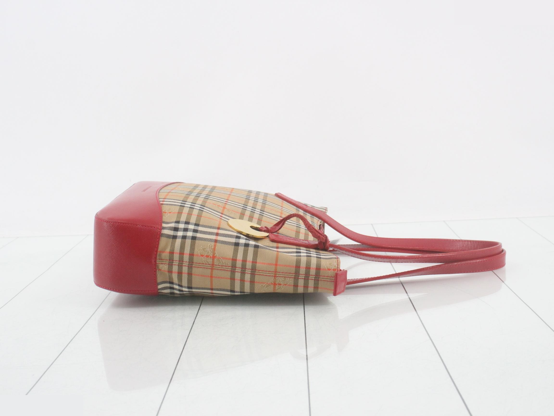 Checkered tote bag, red, with logo charm. — view 3