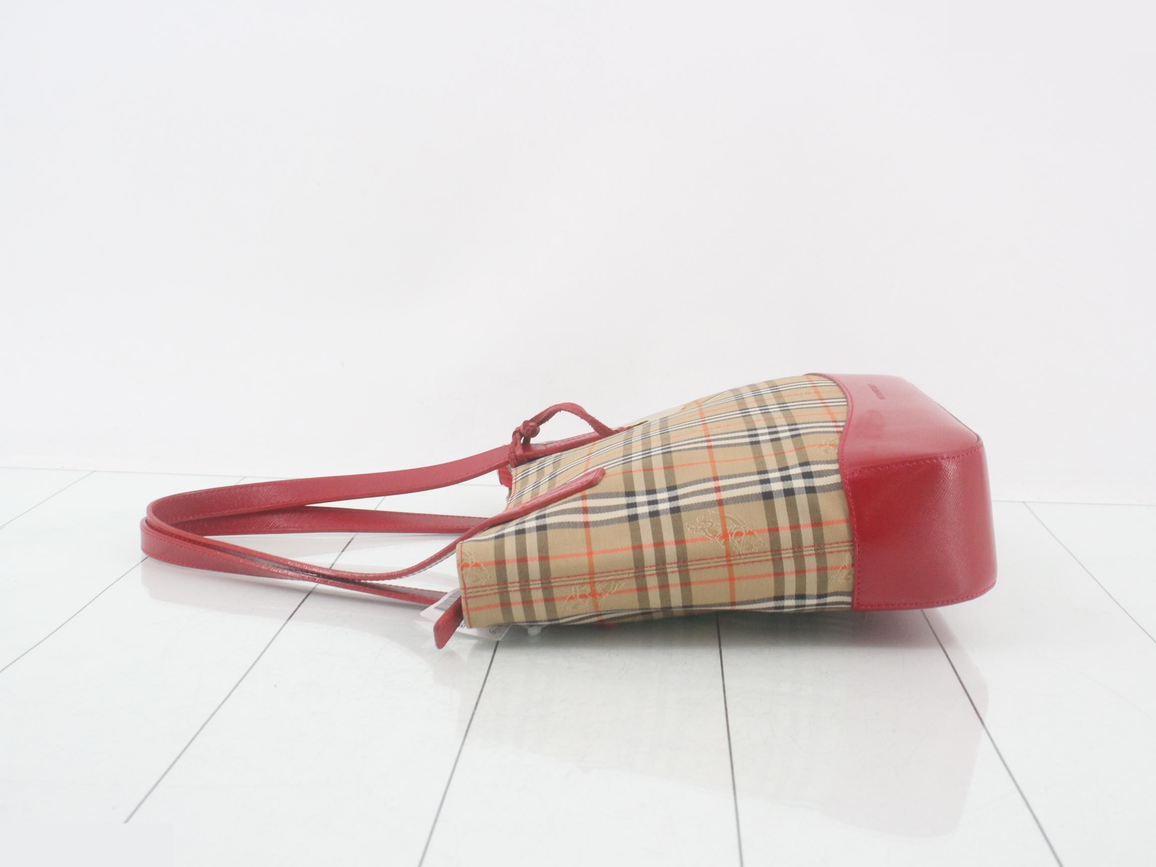 Checkered tote bag, red, with logo charm. — view 4