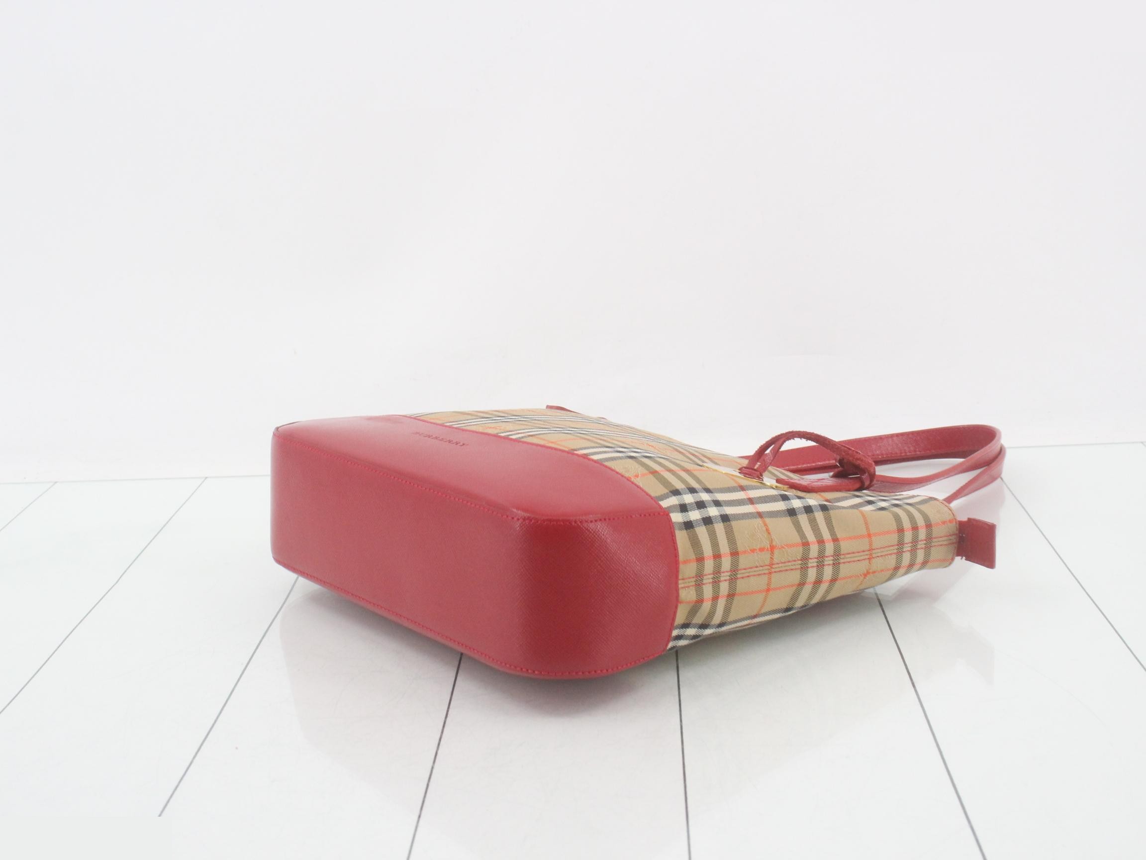 Checkered tote bag, red, with logo charm. — view 6