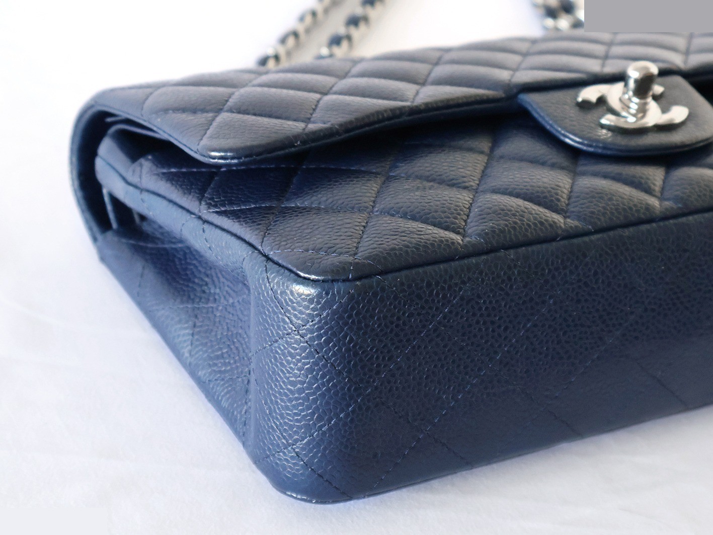 Caviar leather Matelassé 25 Double flap Double chain shoulder bag, navy — view 3