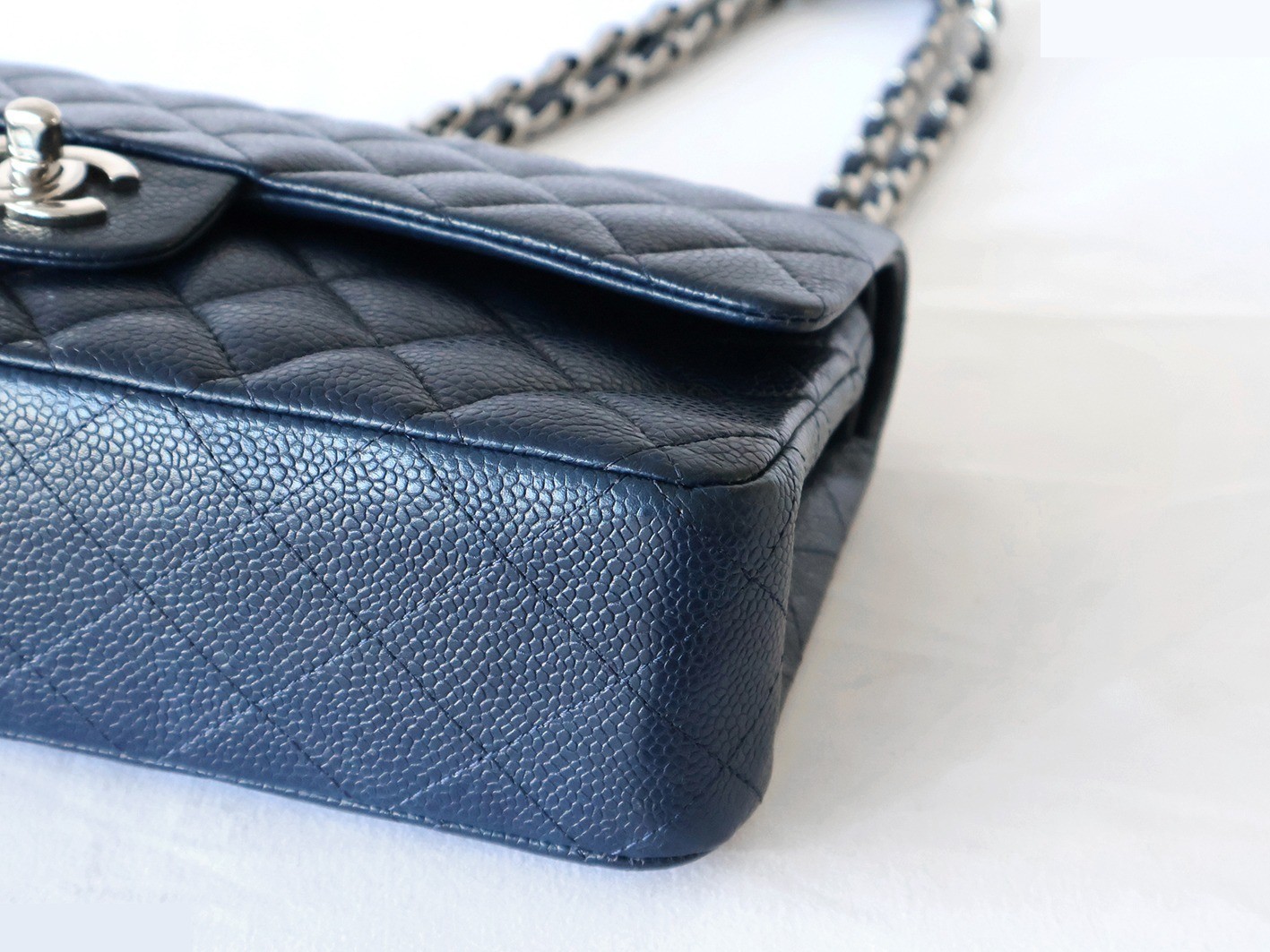 Caviar leather Matelassé 25 Double flap Double chain shoulder bag, navy — view 4