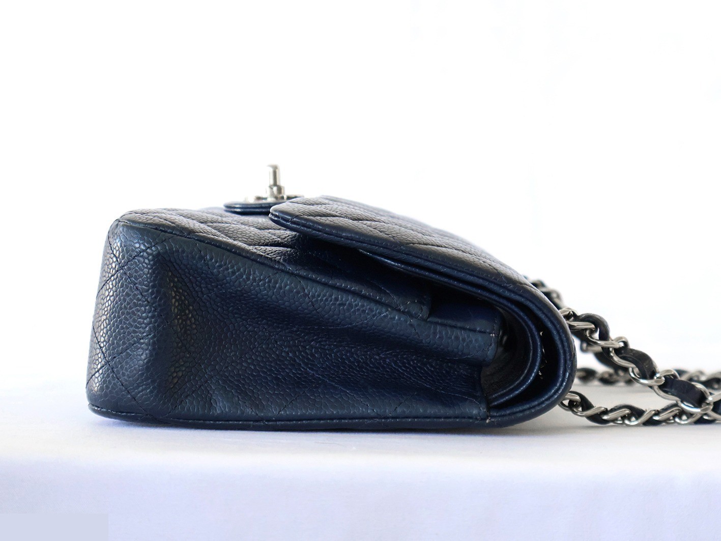 Caviar leather Matelassé 25 Double flap Double chain shoulder bag, navy — view 7