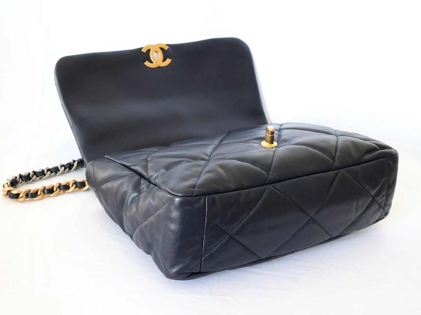 19 Lambskin Chain Shoulder Bag, Navy — view 6