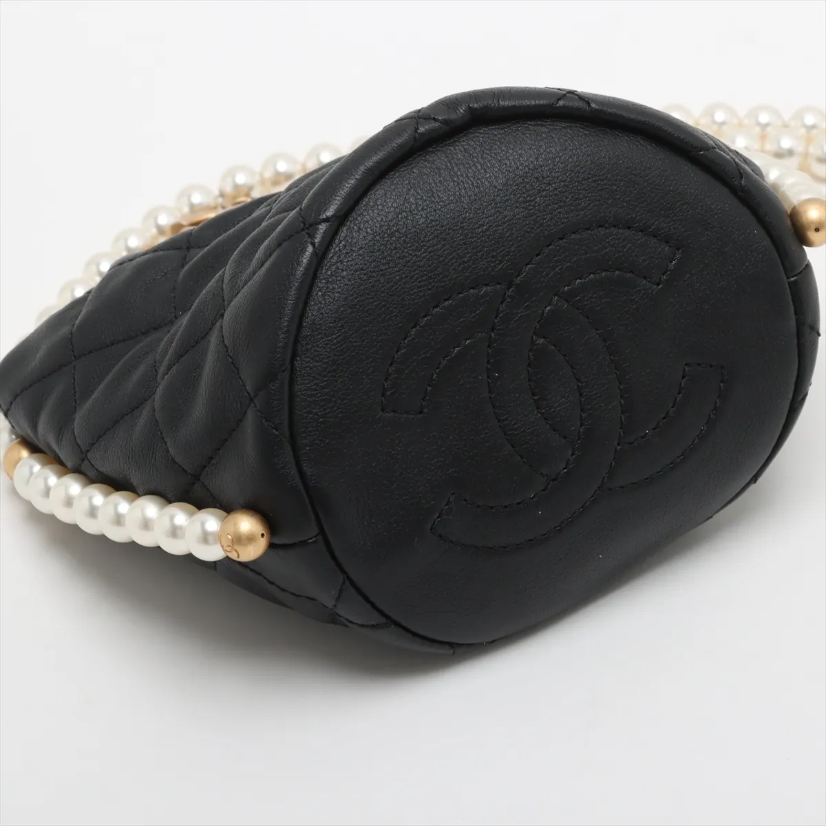Matelasse Lambskin Chain Shoulder Bag Pearl Black Gold Hardware 31127862 31s — view 4