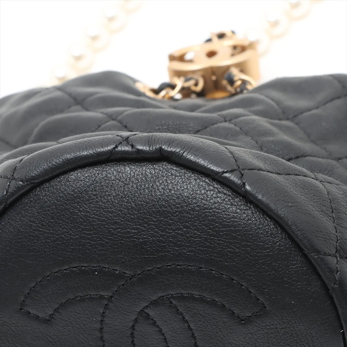 Matelasse Lambskin Chain Shoulder Bag Pearl Black Gold Hardware 31127862 31s — view 8