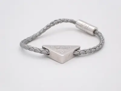 Nappa leather metal triangle logo bracelet, wrist circumference approximately 15.5 cm