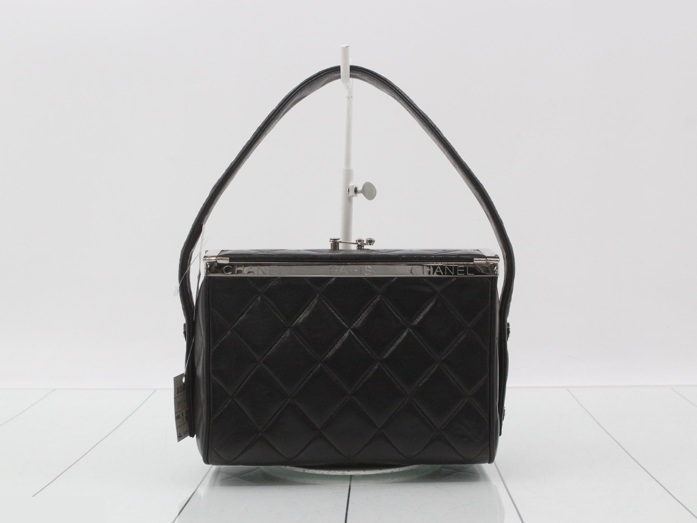 Matelassé coin purse style vanity bag, black, AP0250 — view 2