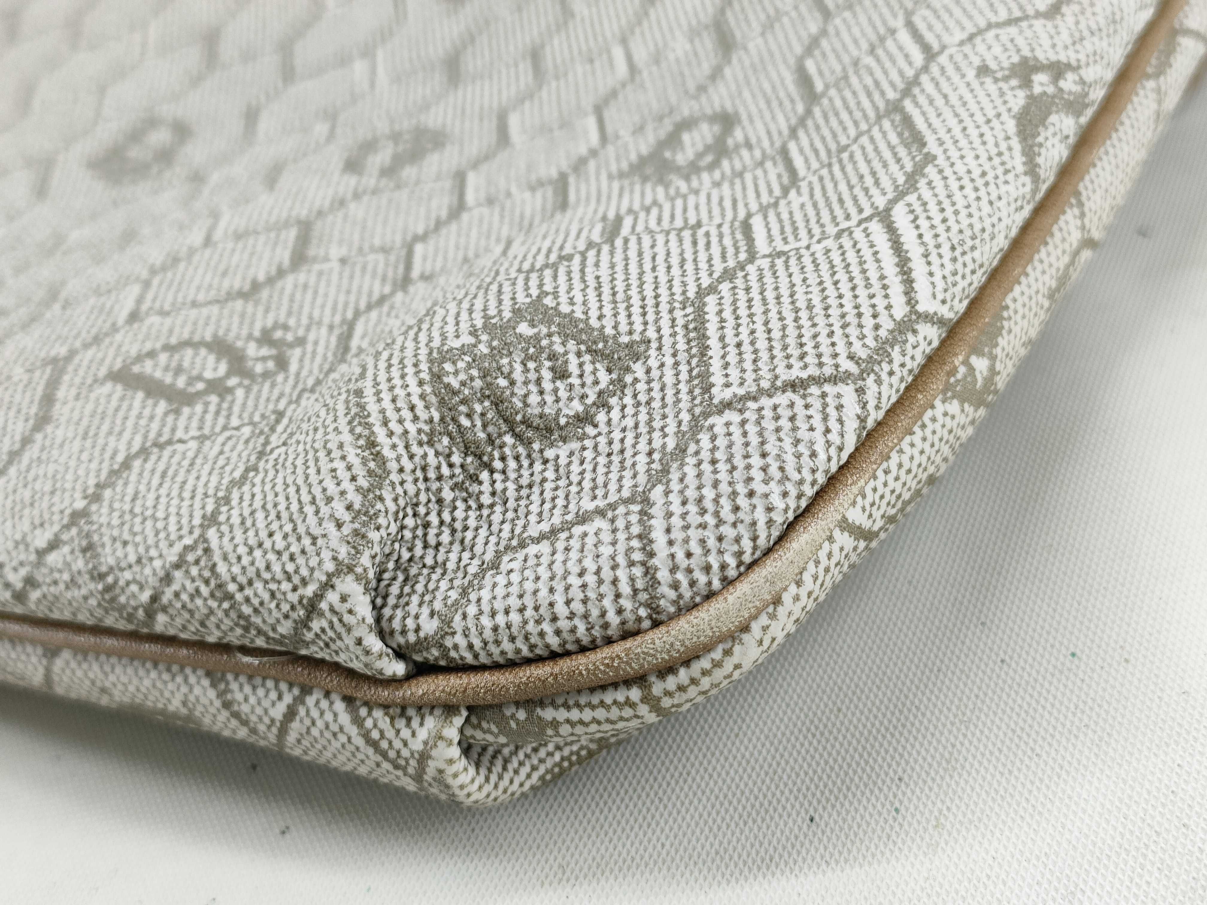 Honeycomb Pattern Chain Shoulder Bag — view 4