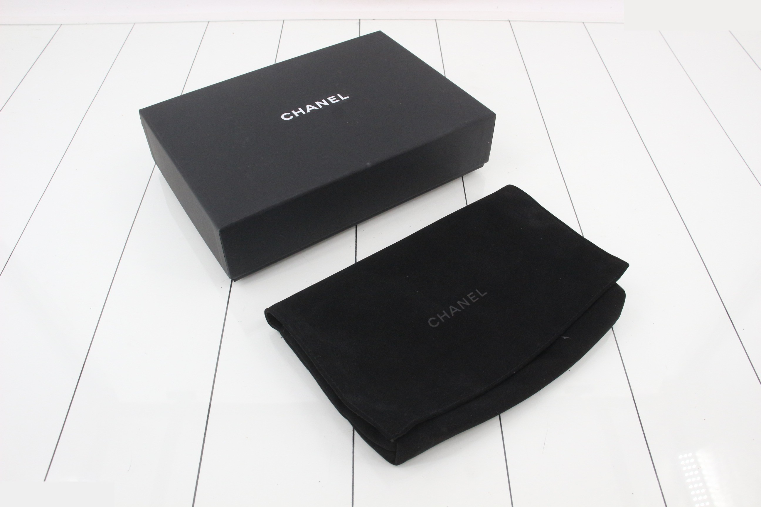 Caviar leather matelassé chain wallet shoulder bag, black — view 5