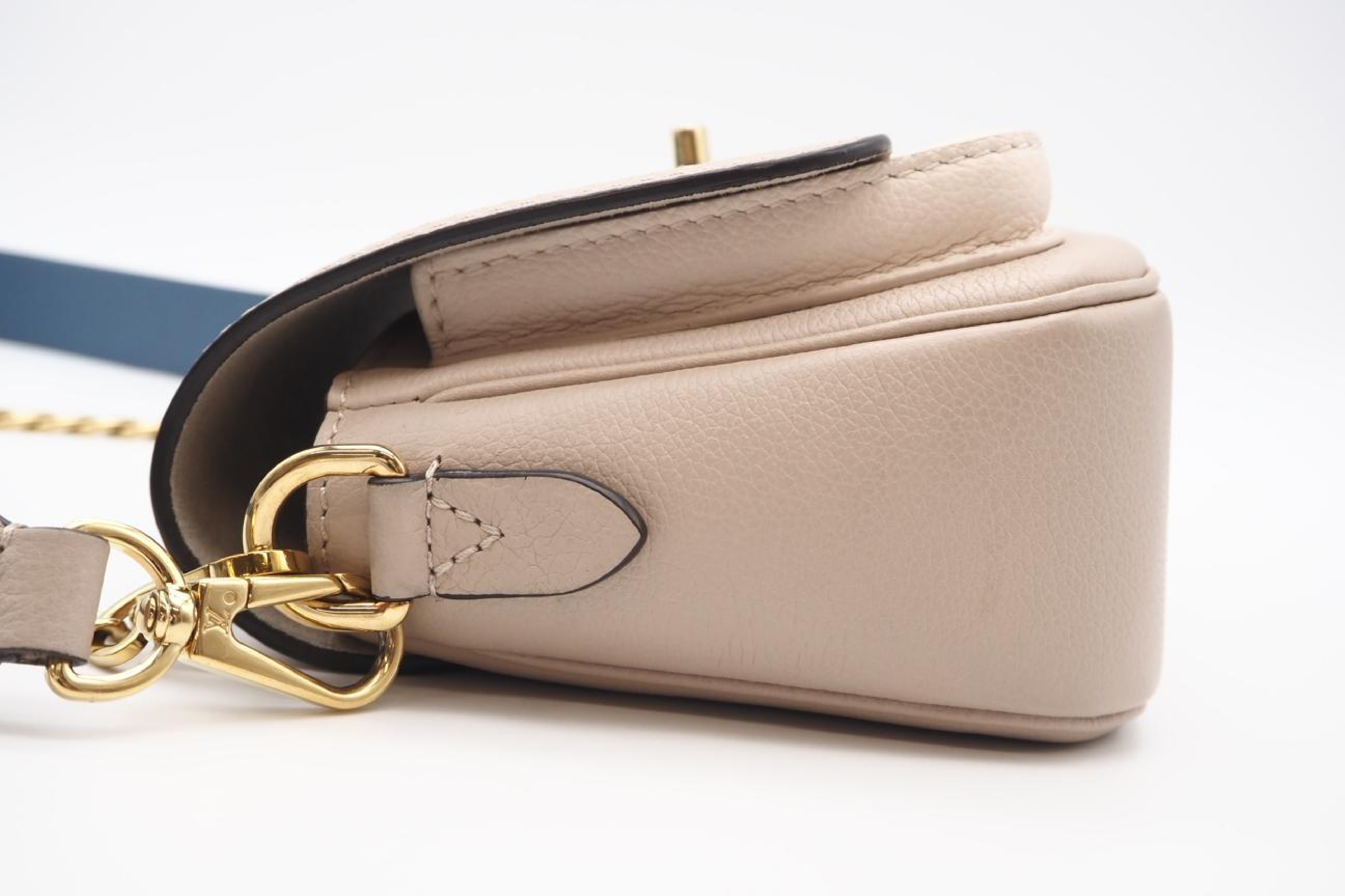 M58554 Lockme Tender Greige Beige Cream Shoulder Bag — view 4