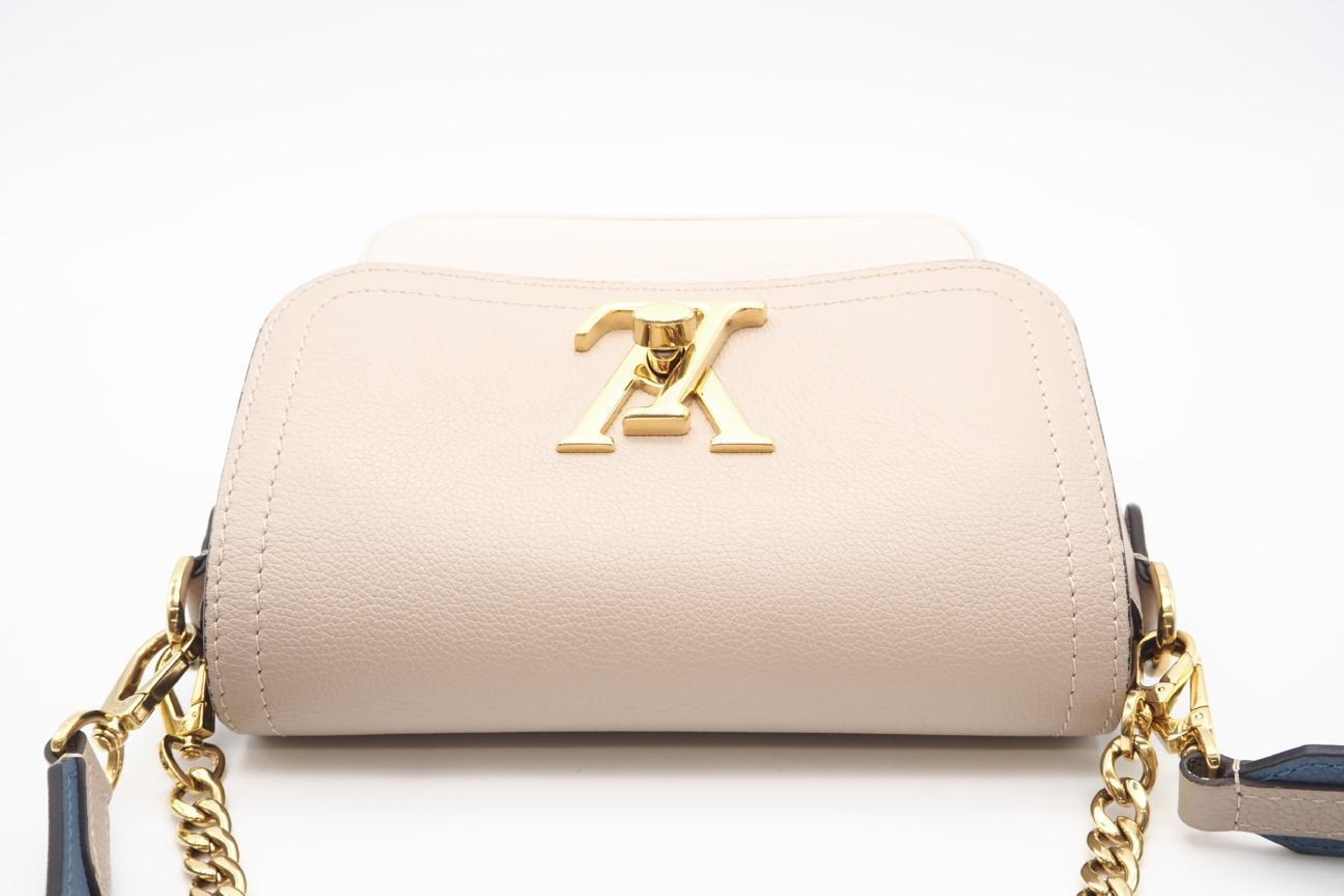 M58554 Lockme Tender Greige Beige Cream Shoulder Bag — view 6