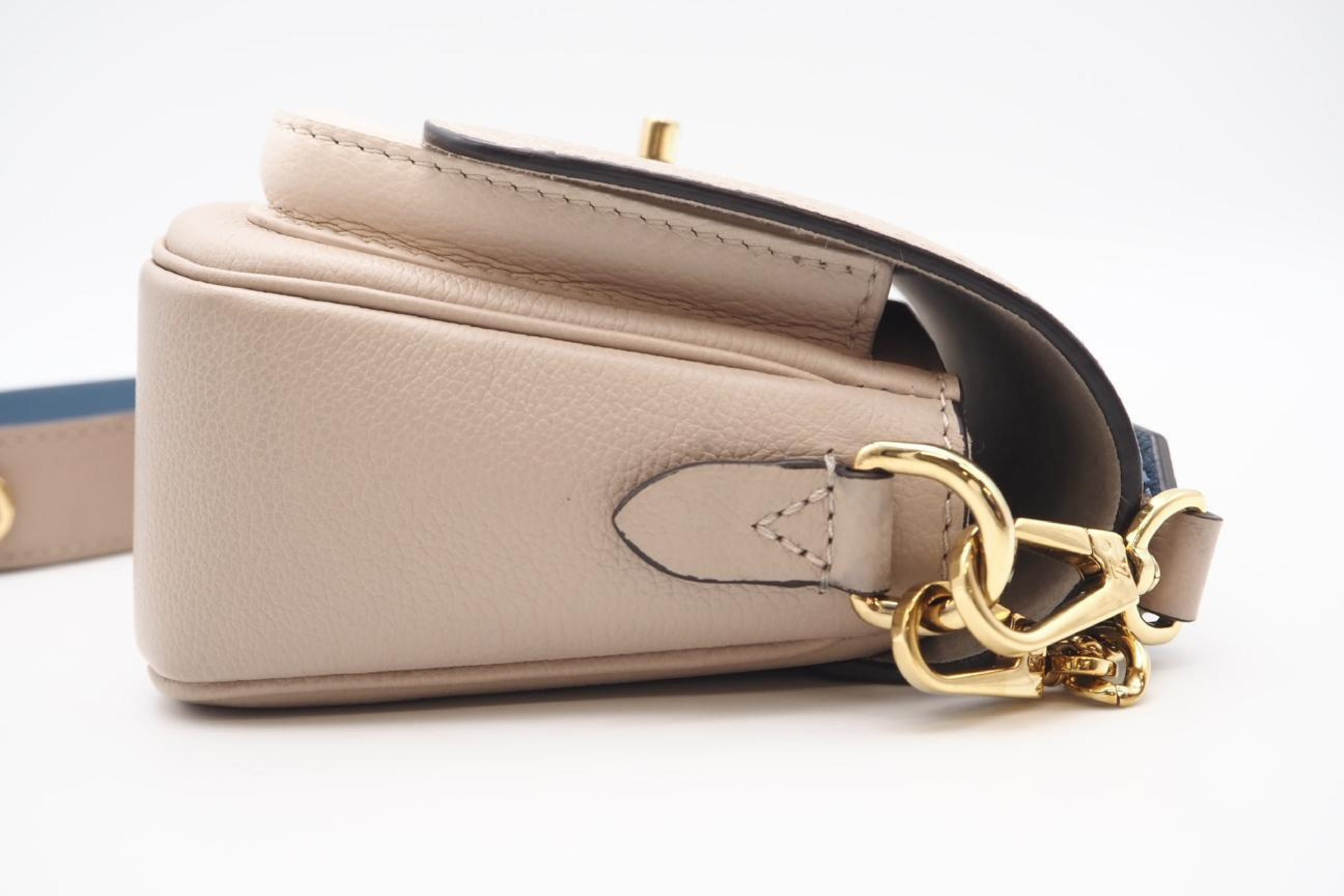 M58554 Lockme Tender Greige Beige Cream Shoulder Bag — view 7