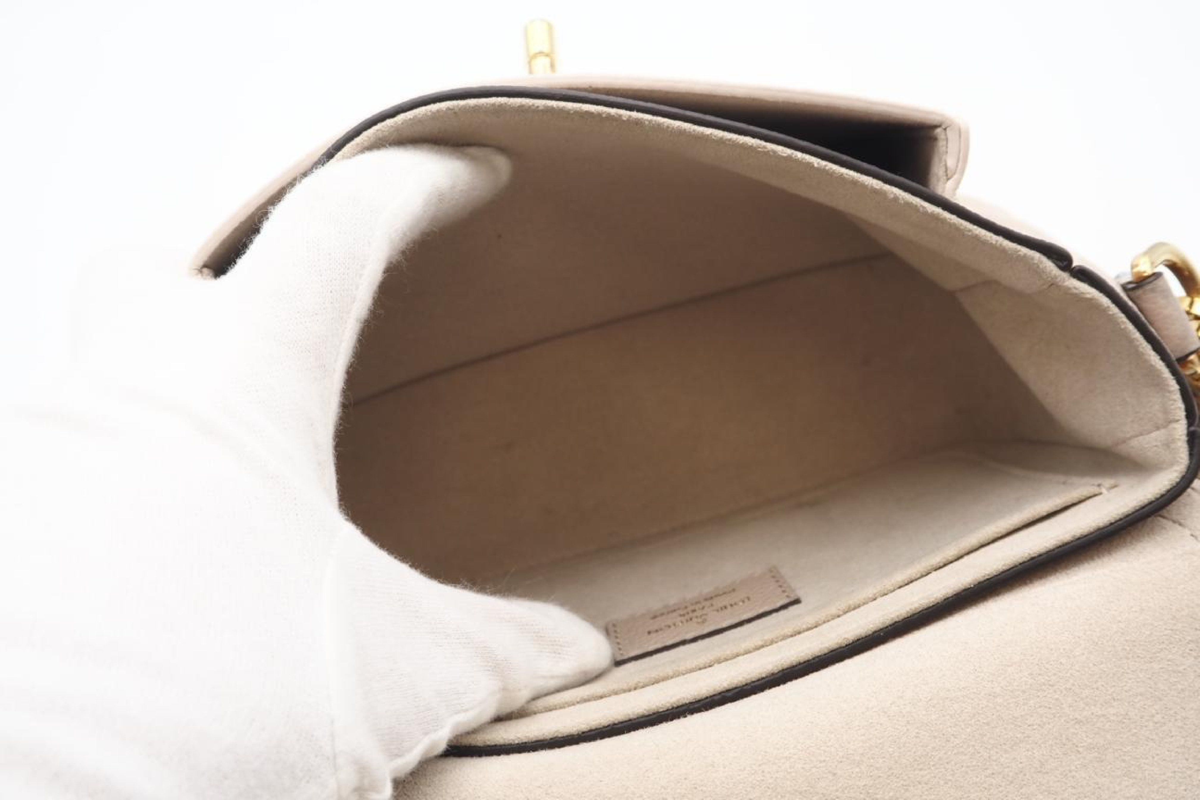 M58554 Lockme Tender Greige Beige Cream Shoulder Bag — view 8