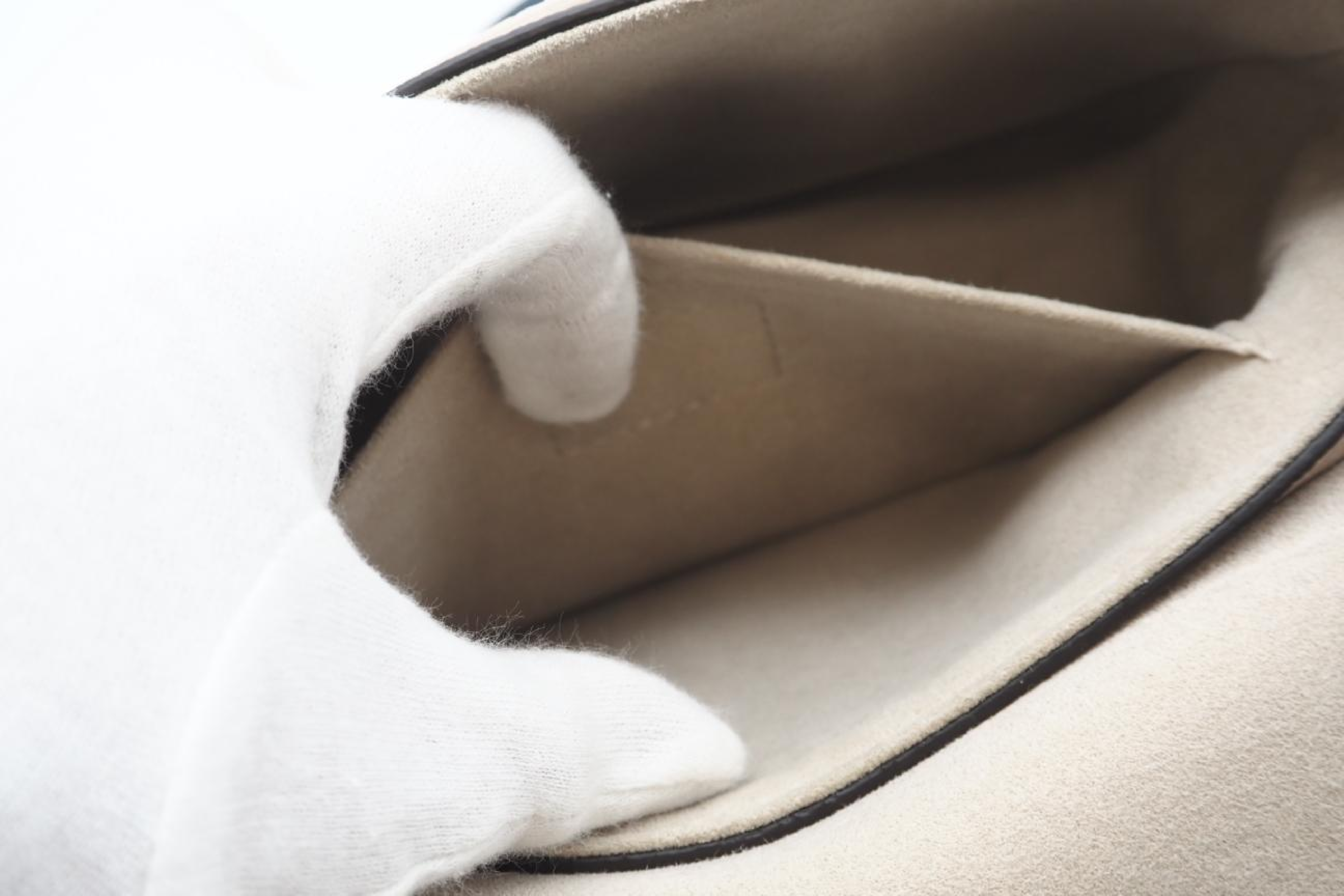 M58554 Lockme Tender Greige Beige Cream Shoulder Bag — view 9