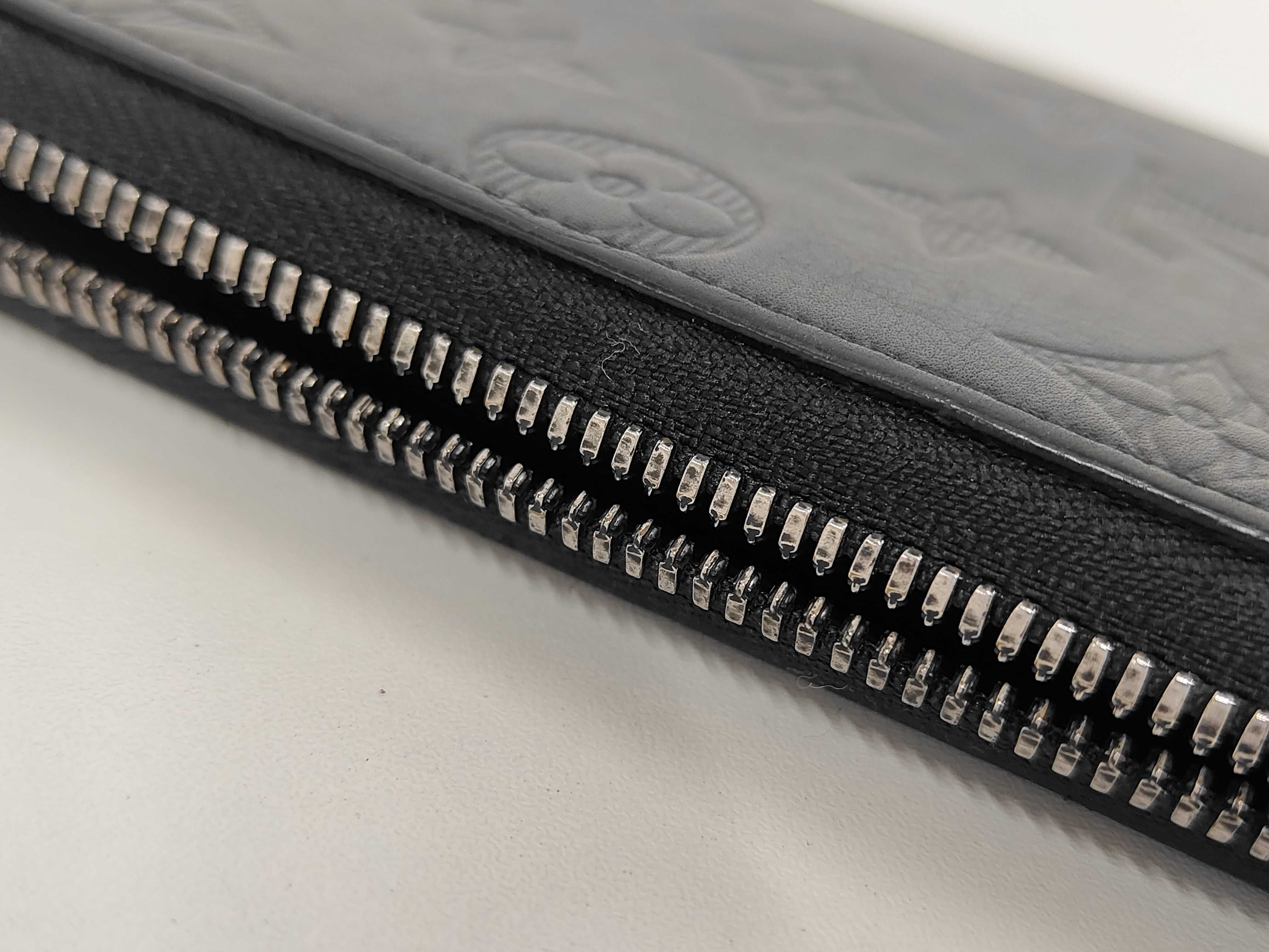 Vernis Louis Vuitton Zippy Vertical Wallet — view 8