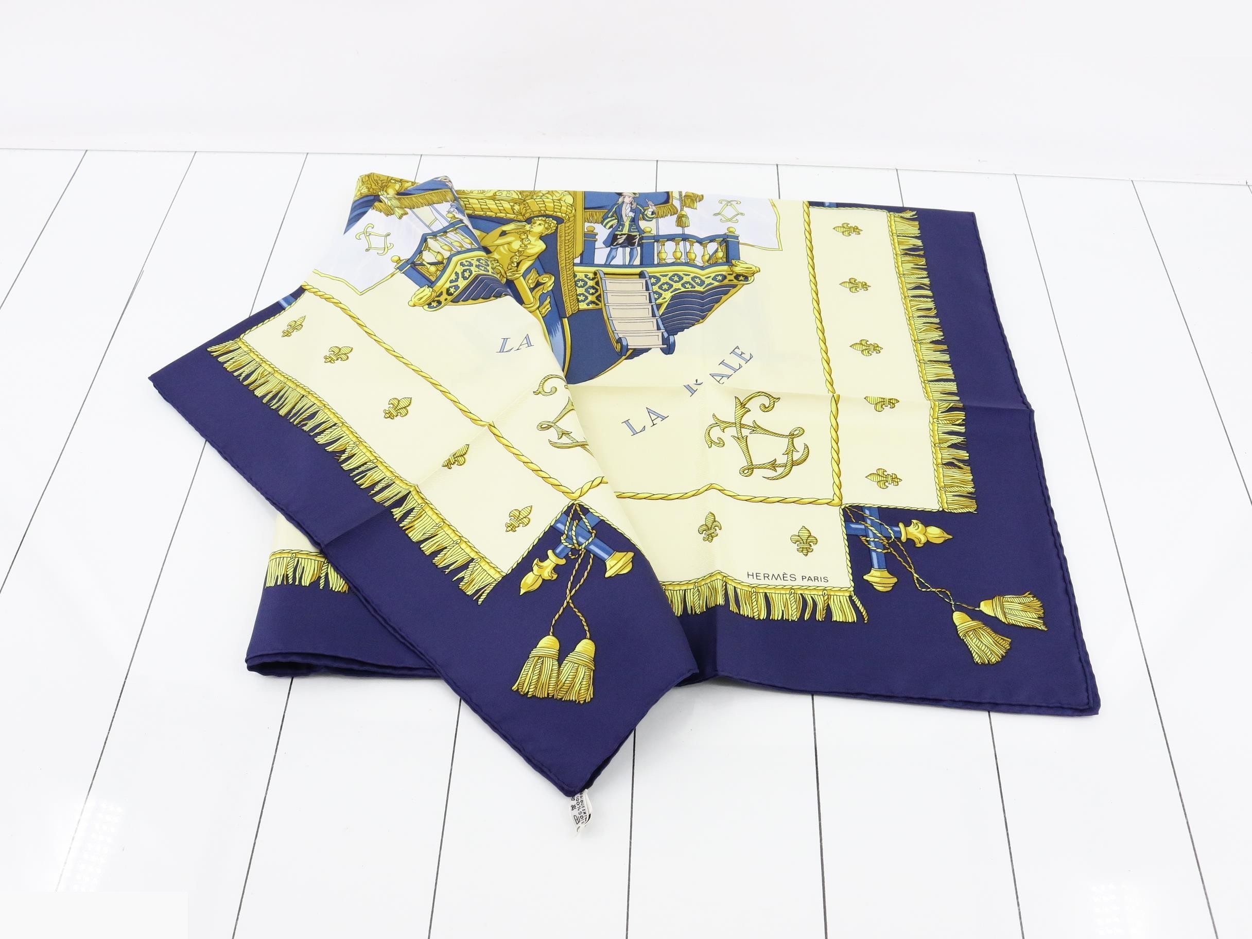 Scarf with tag — view 3