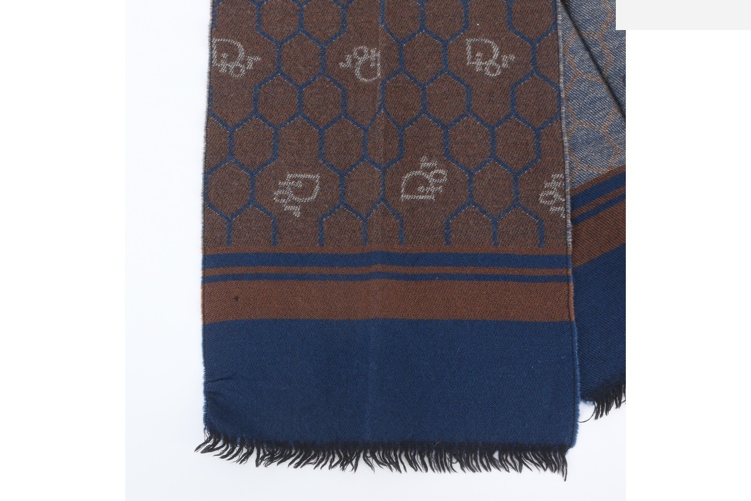 Honeycomb pattern scarf — view 2