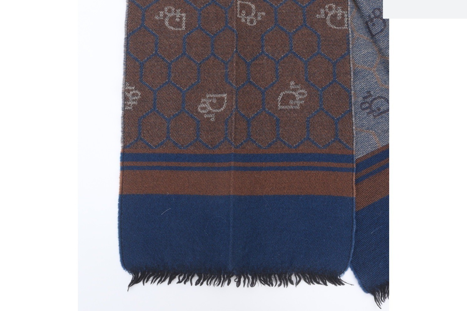 Honeycomb pattern scarf — view 3