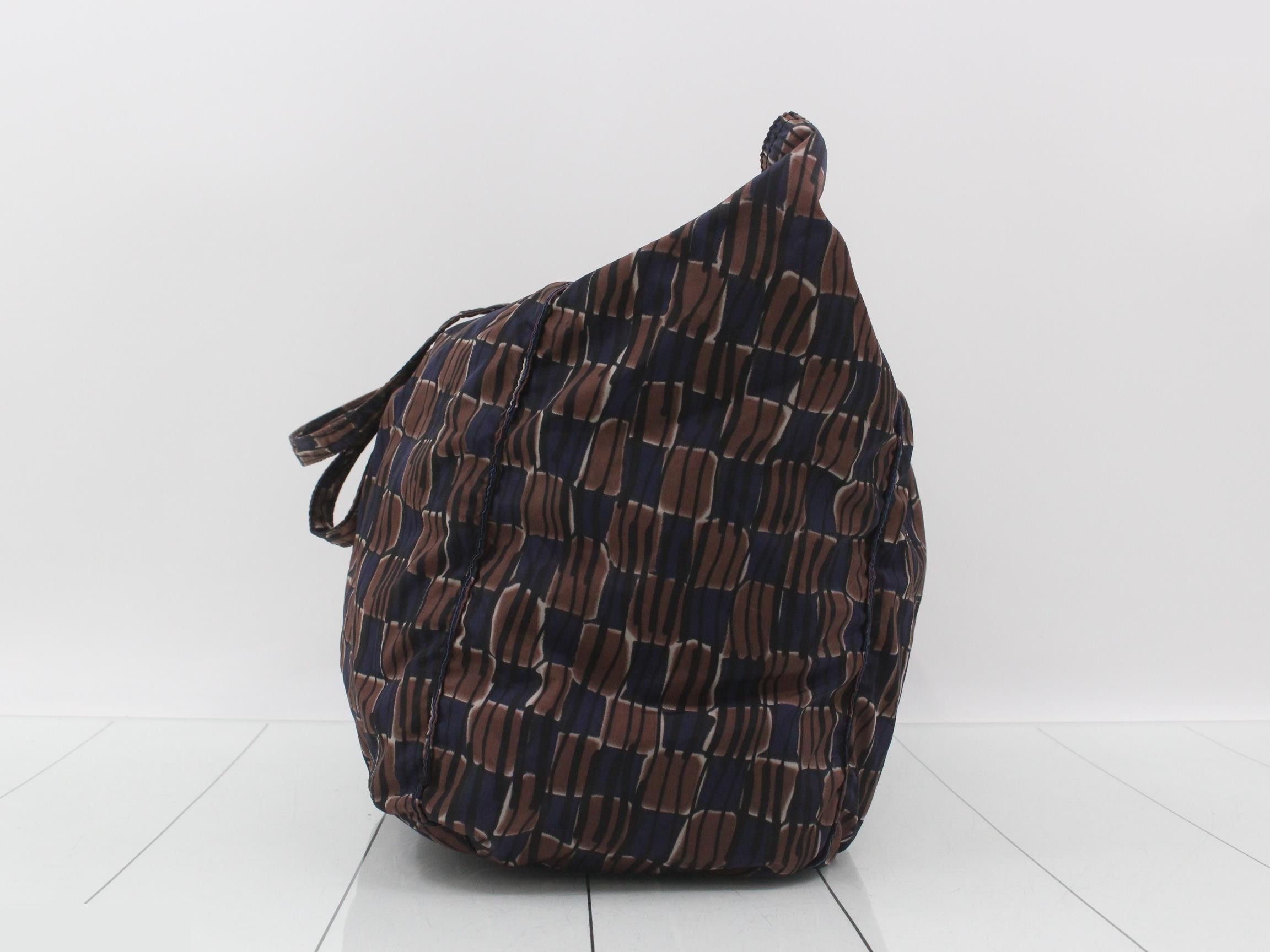 Nylon eco-bag tote bag with triangular logo and all-over pattern. — view 3