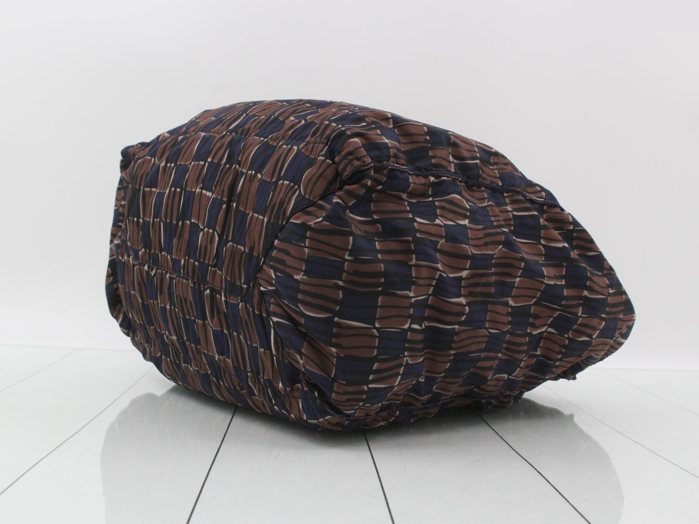 Nylon eco-bag tote bag with triangular logo and all-over pattern. — view 6