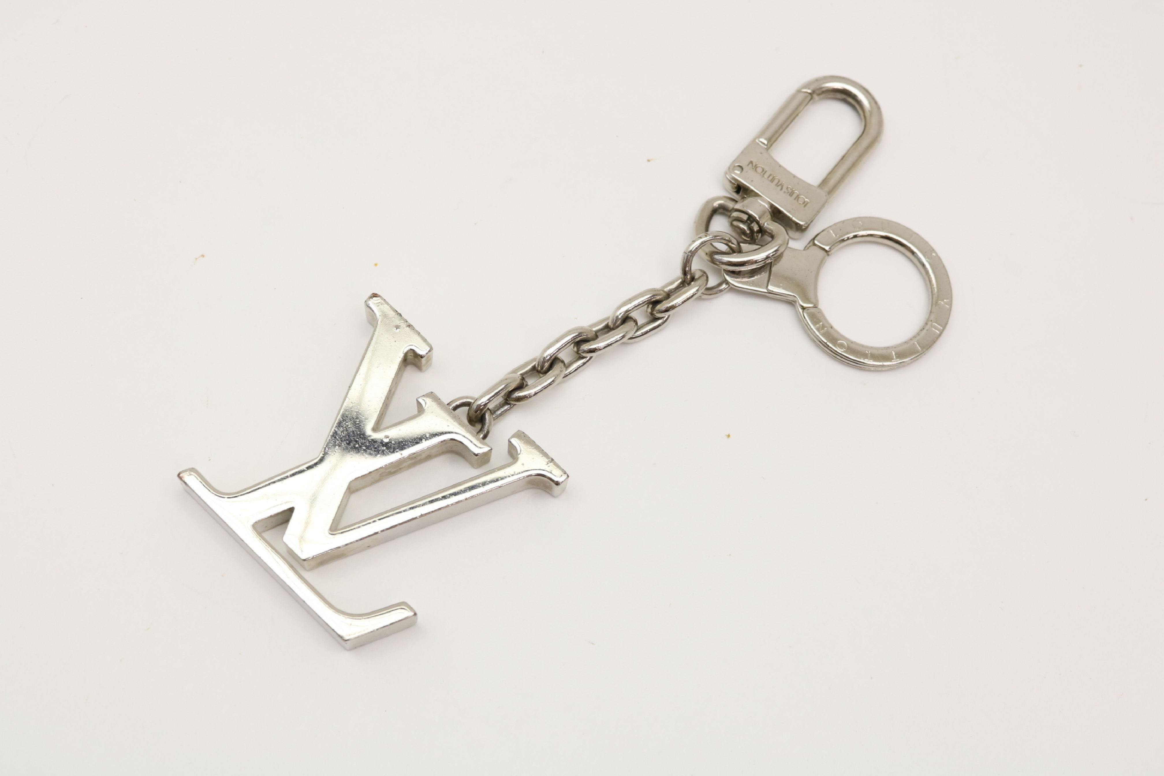 Portefeuille LV Initial Charm and other accessories