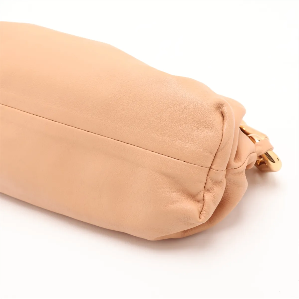 The Chain Pouch Leather Chain Shoulder Bag Beige — view 3