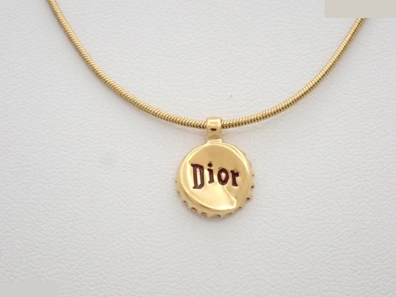 Other lines: Precious metal necklaces and pendants, chain approximately 44cm.
