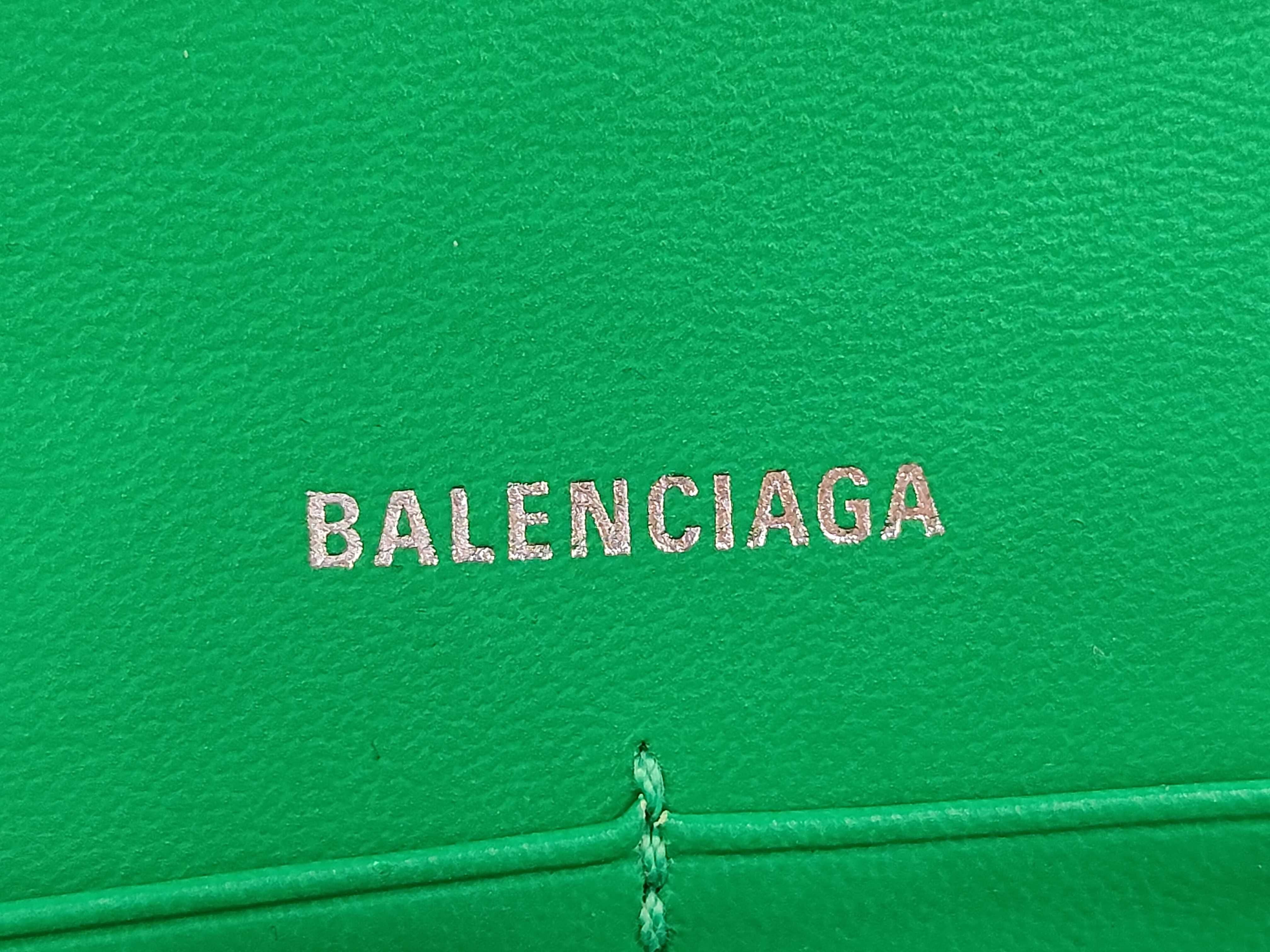 Hourglass Chain Wallet Shoulder Bag — view 9