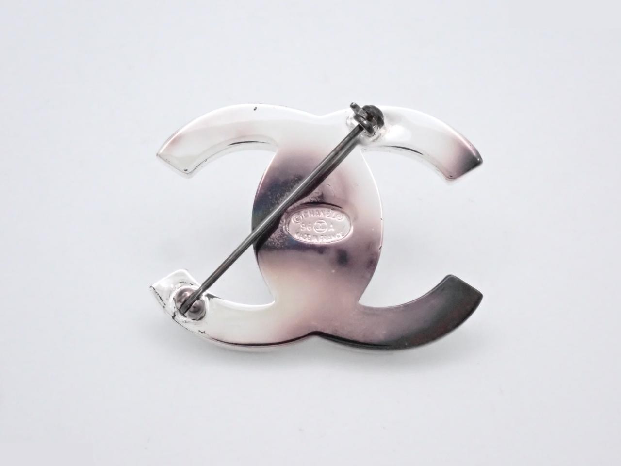Turnlock brooch — view 2